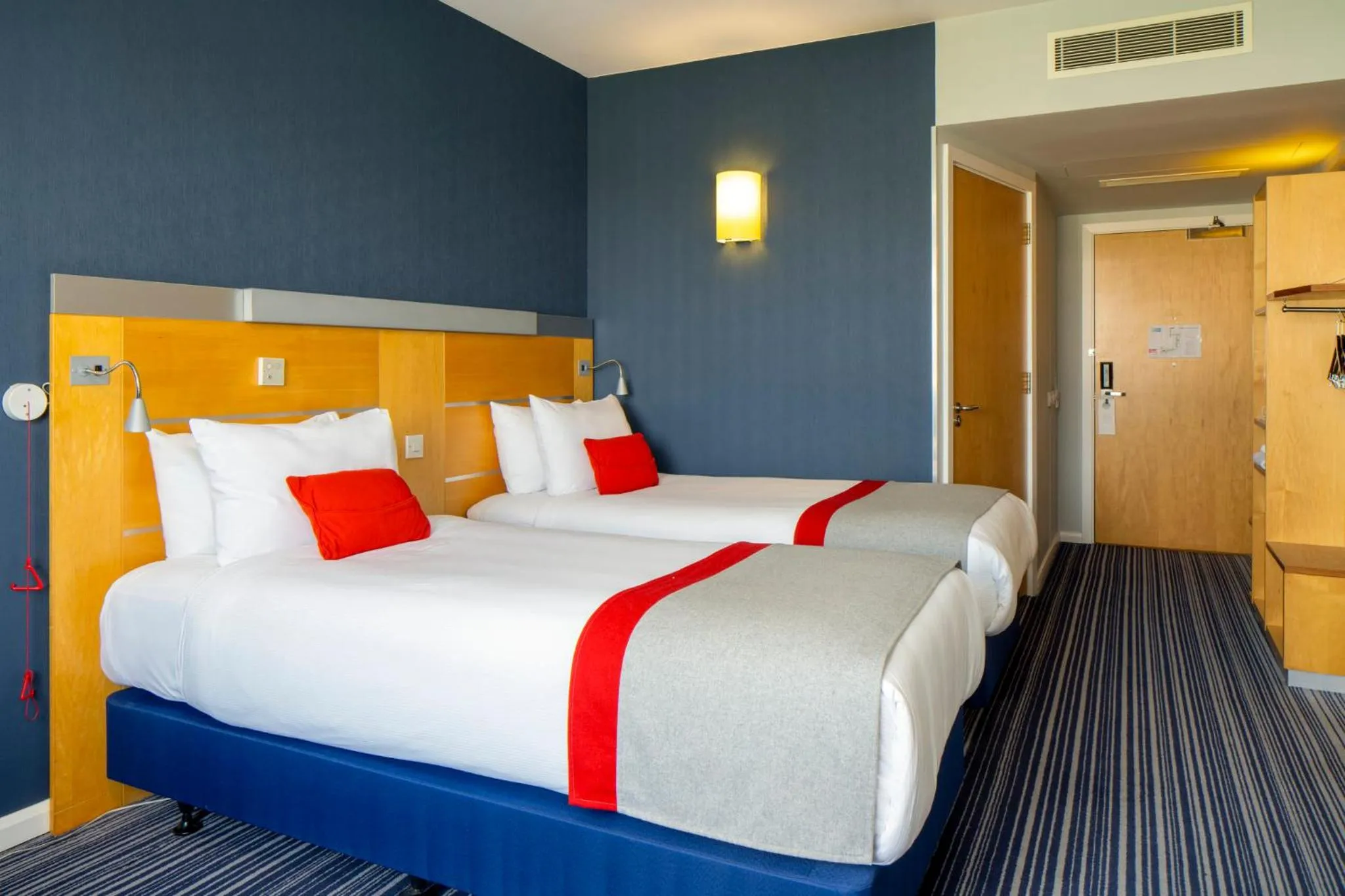 Photo of the whole room, Bed in Holiday Inn Express London - Epsom Downs by IHG