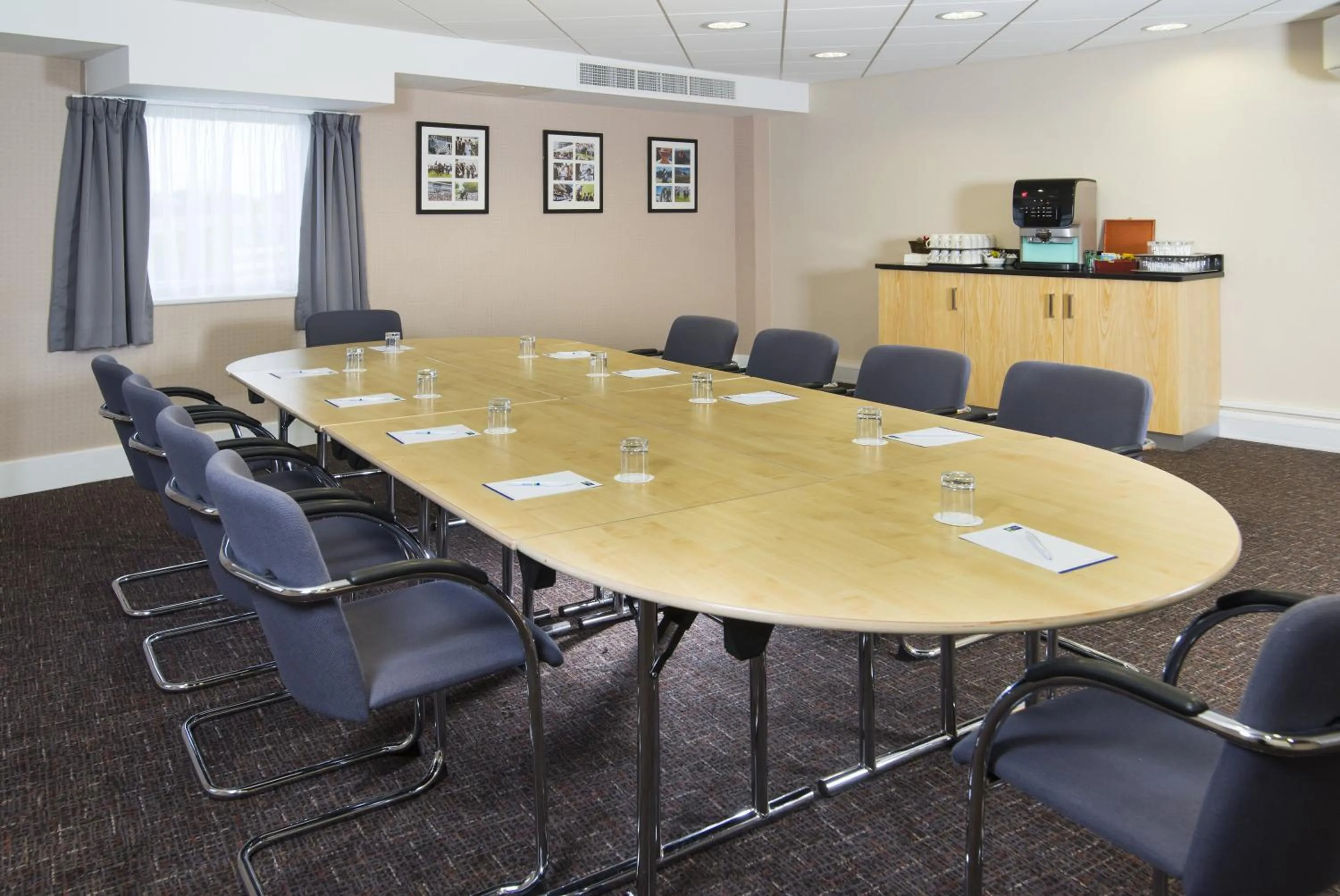 Meeting/conference room in Holiday Inn Express London - Epsom Downs by IHG