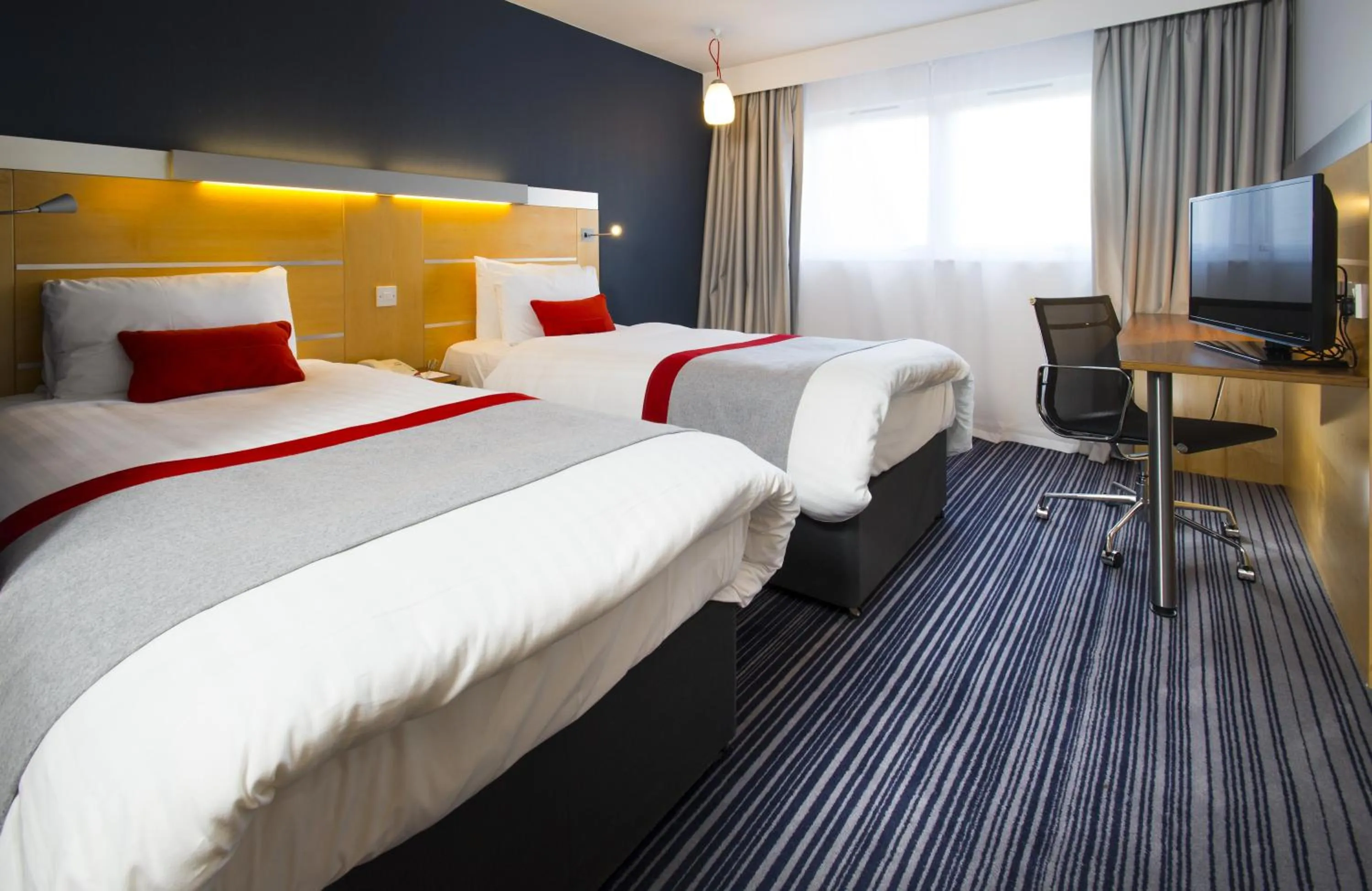 Photo of the whole room, Bed in Holiday Inn Express London - Epsom Downs by IHG