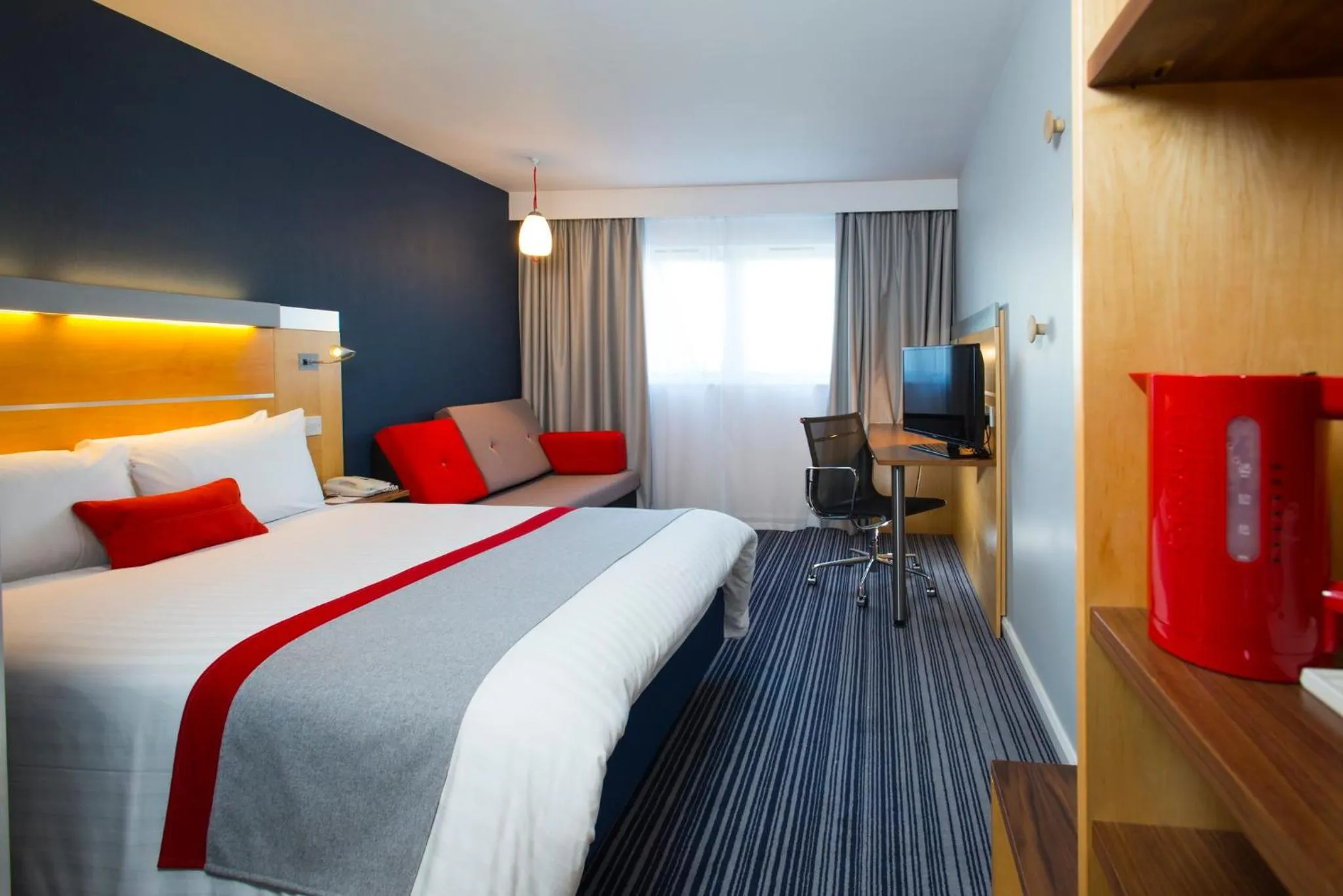 Photo of the whole room, Bed in Holiday Inn Express London - Epsom Downs by IHG