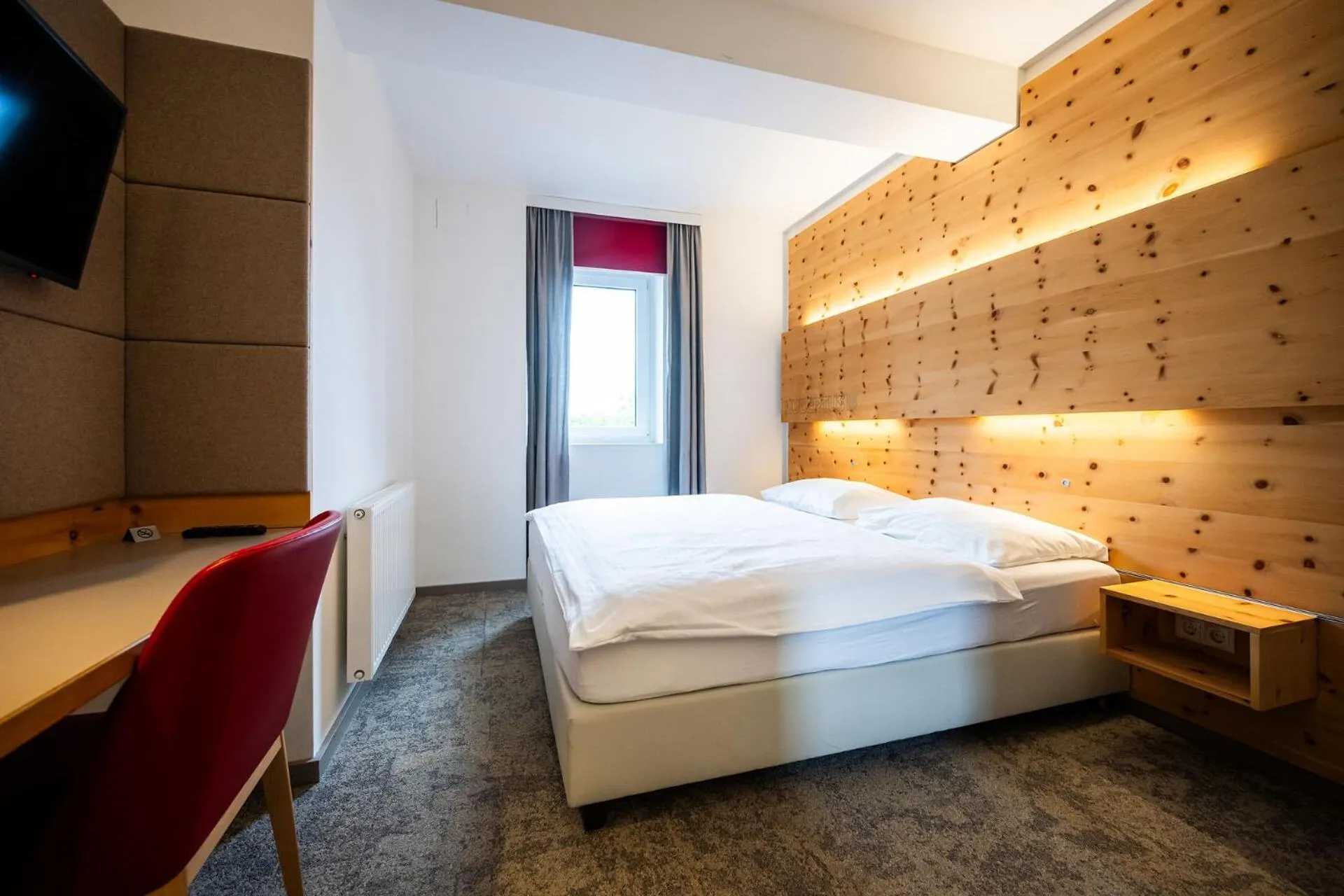 Bed in Motel Zeltweg - Self-Check-in