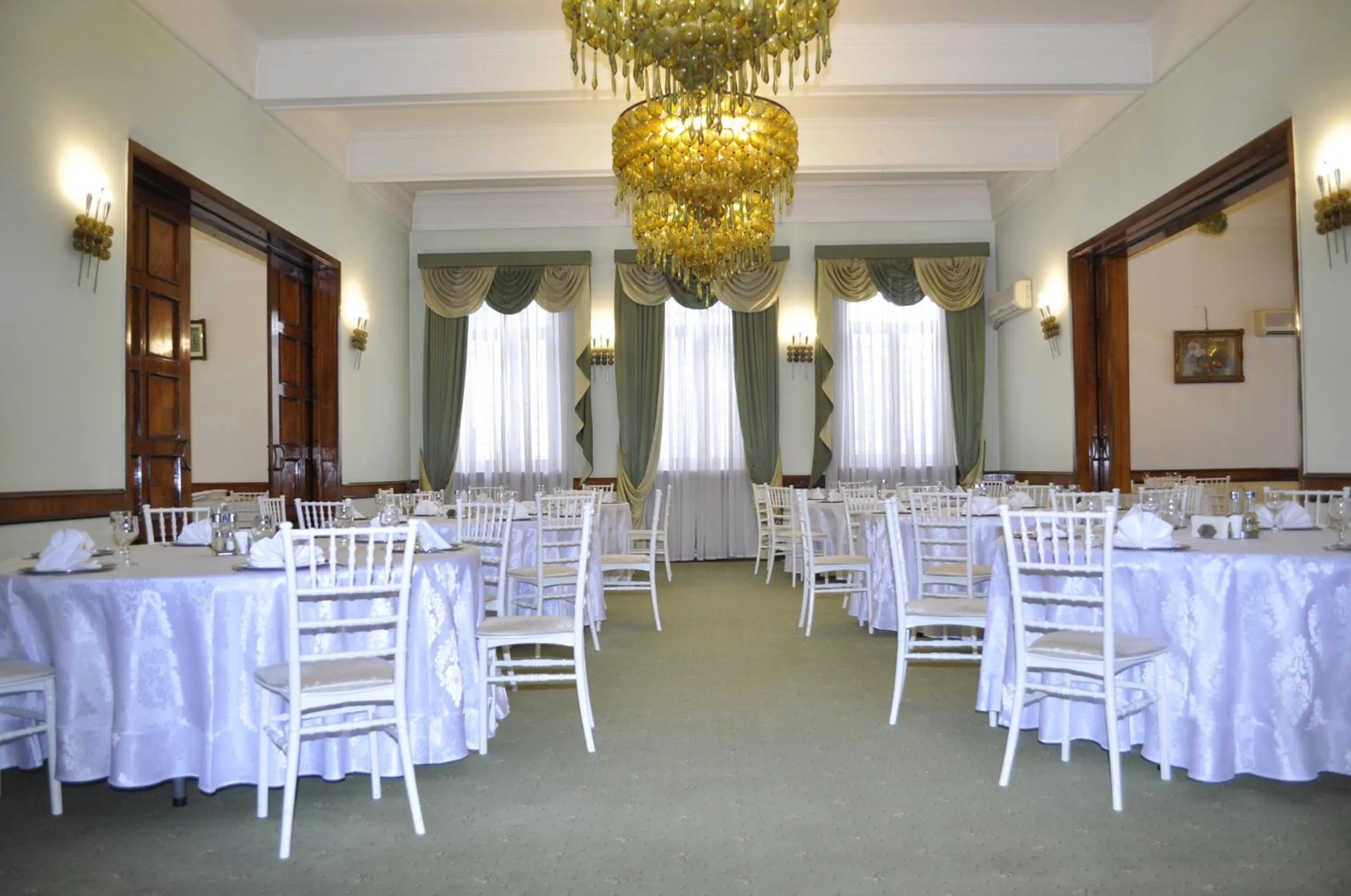 Restaurant/places to eat in Hotel Triumf