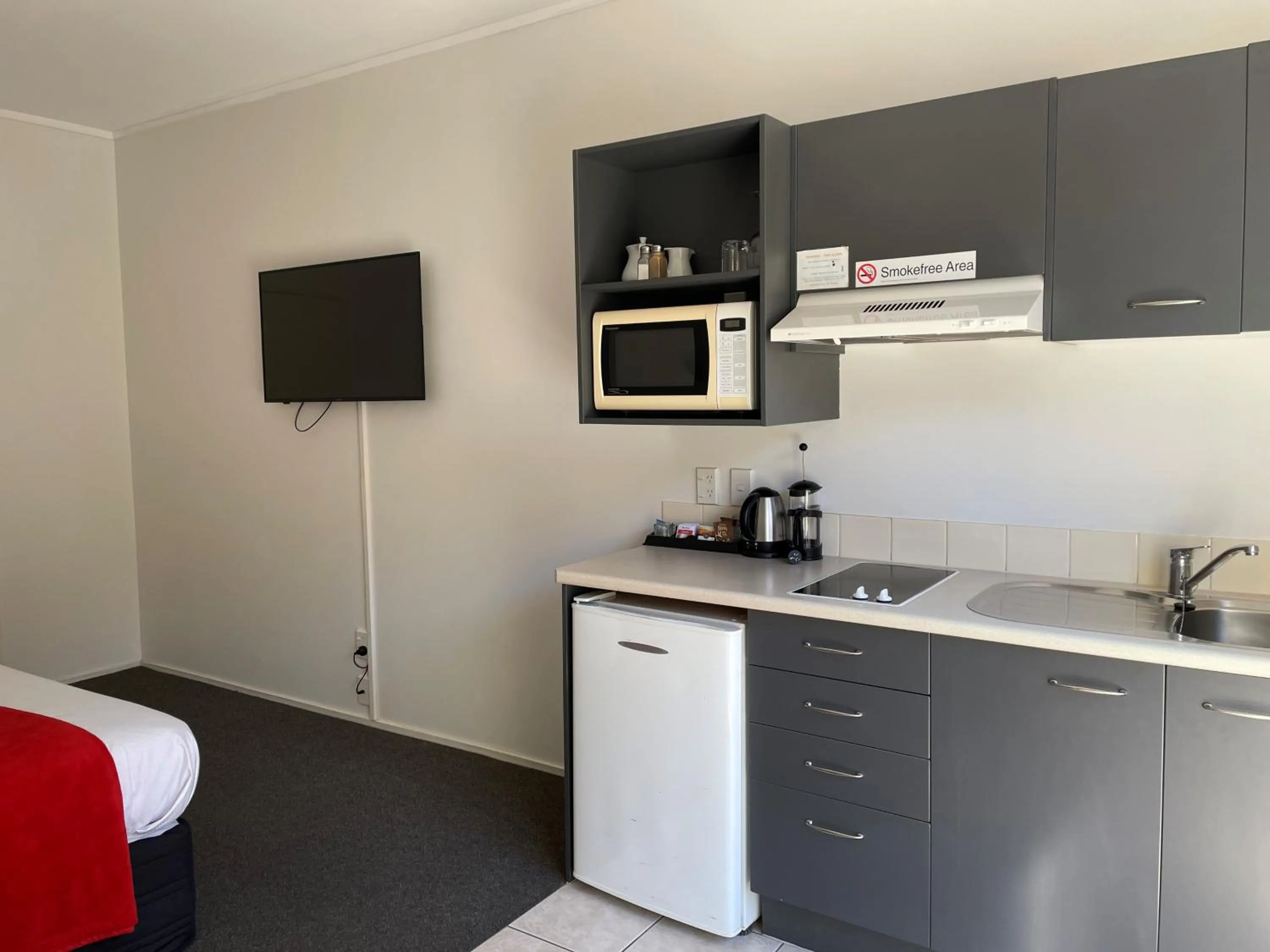 Kitchen or kitchenette in Ascot Motor Lodge