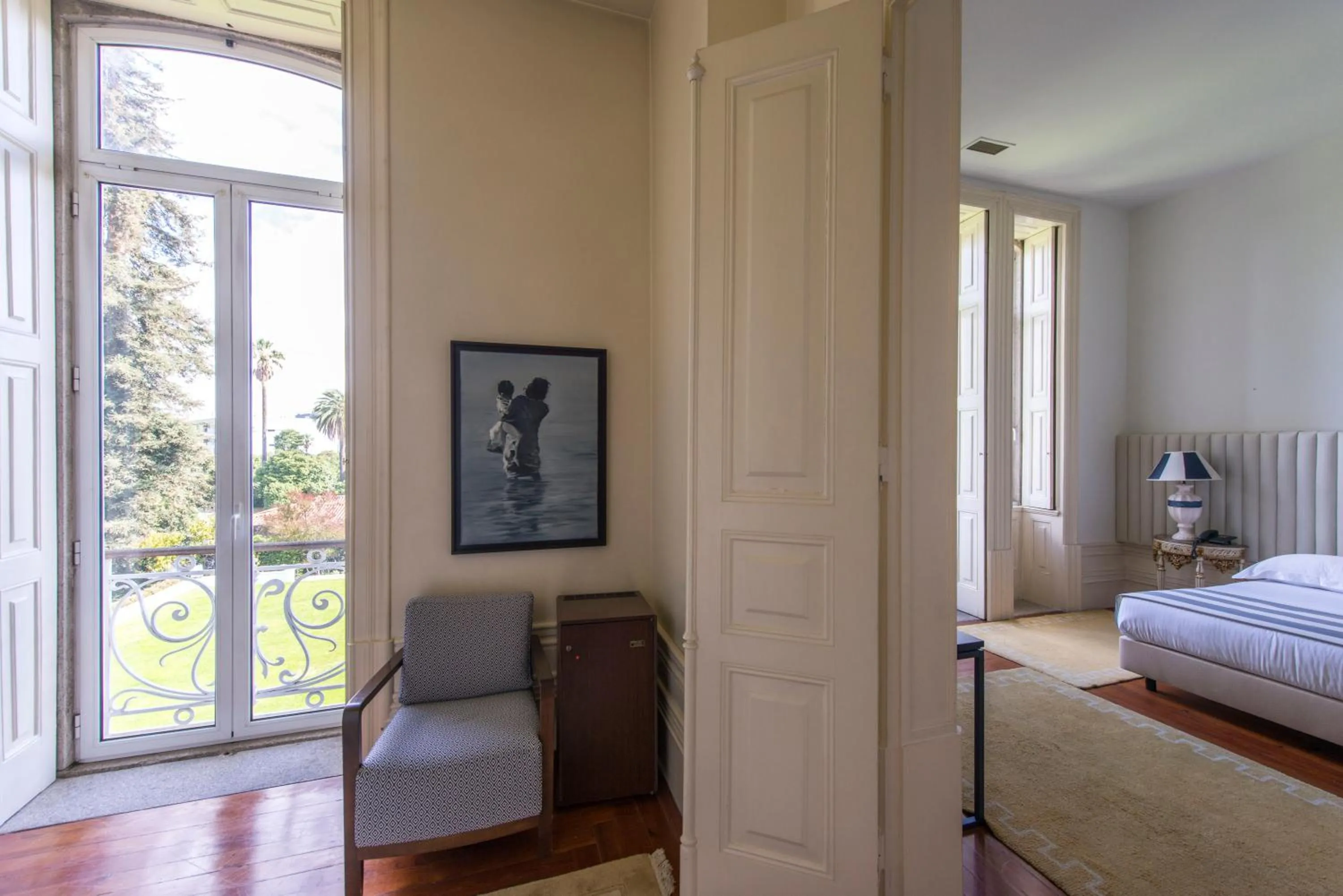 Seating area, Bed in Hotel Villa Garden Braga