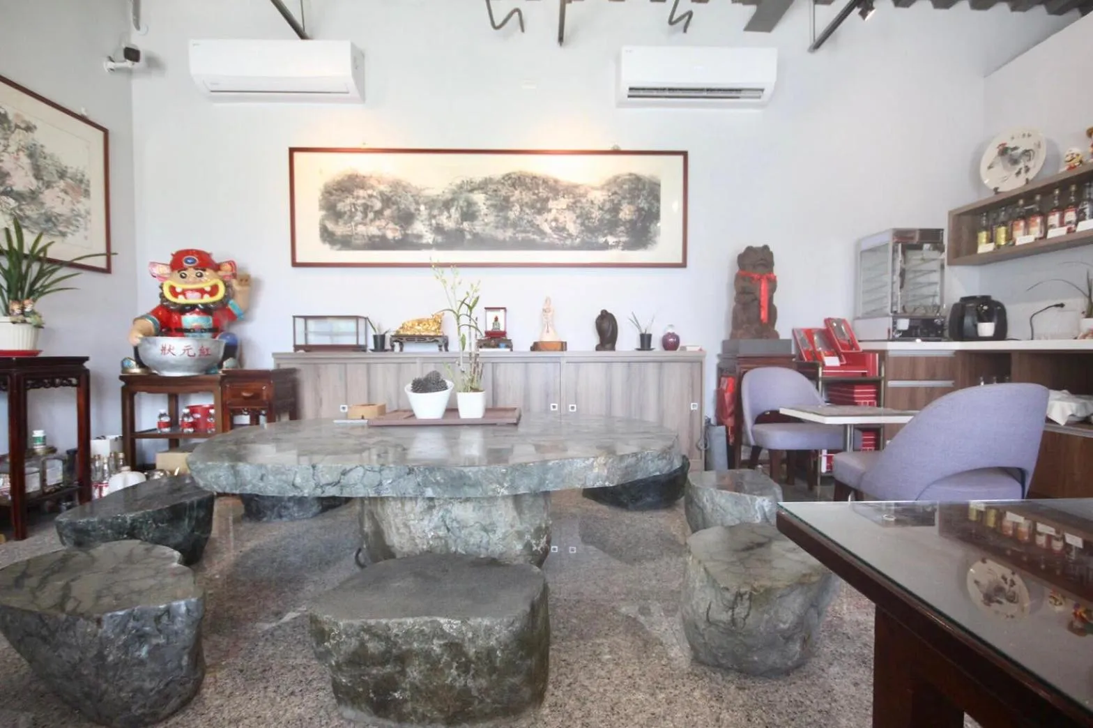 Communal lounge/ TV room in See Happiness