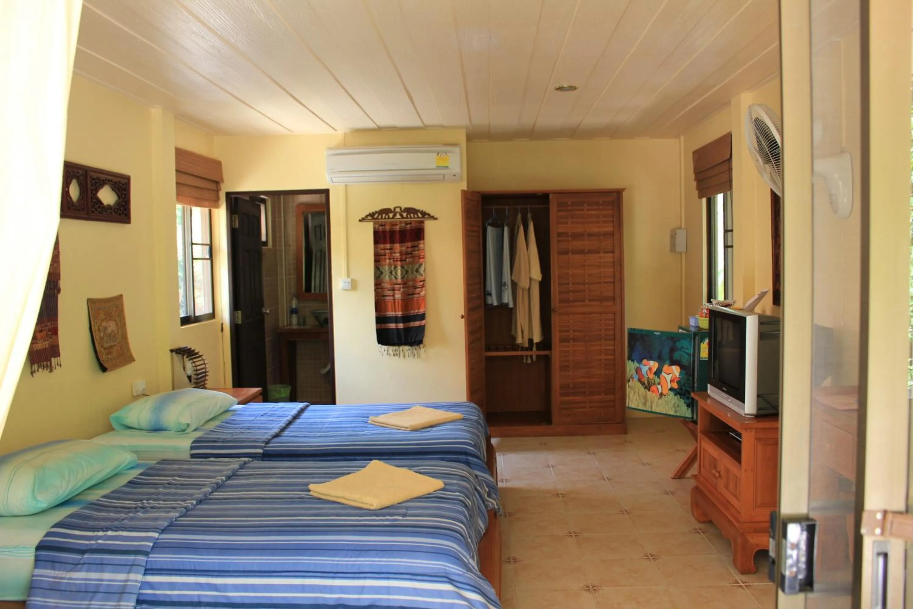 Photo of the whole room, Bed in Buffalo Bay Vacation Club