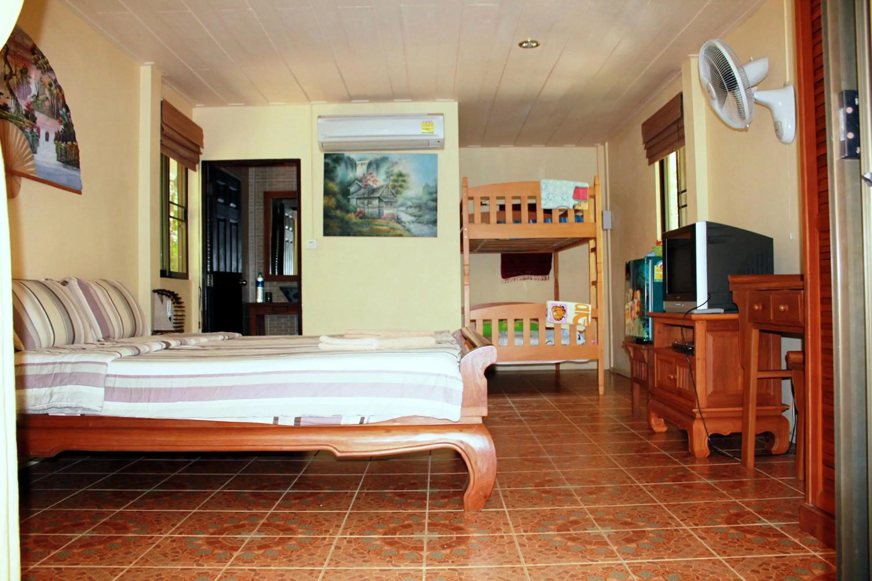 Photo of the whole room, Bed in Buffalo Bay Vacation Club