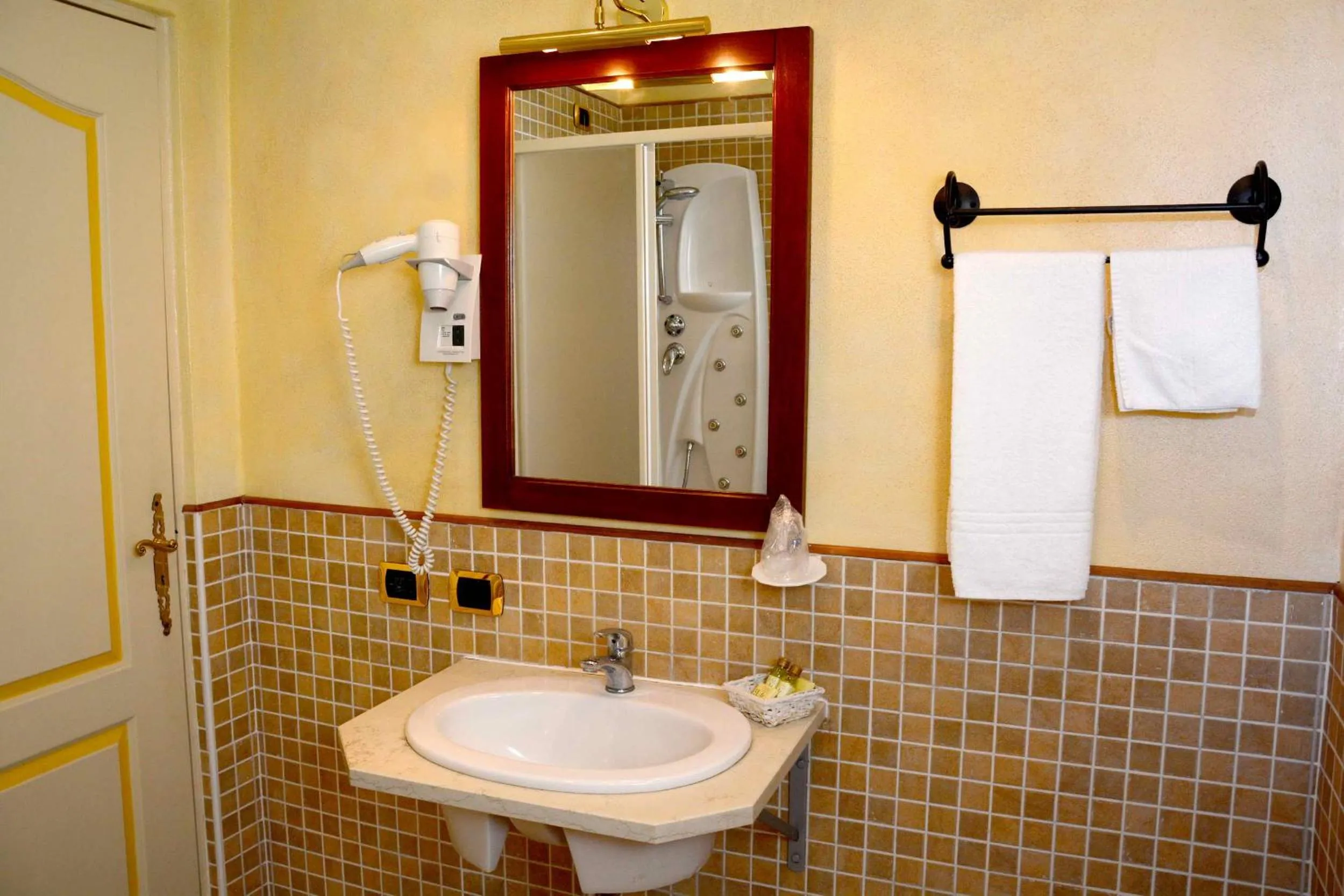 Bathroom in Albergo Dimora Storica Antica Hostelleria