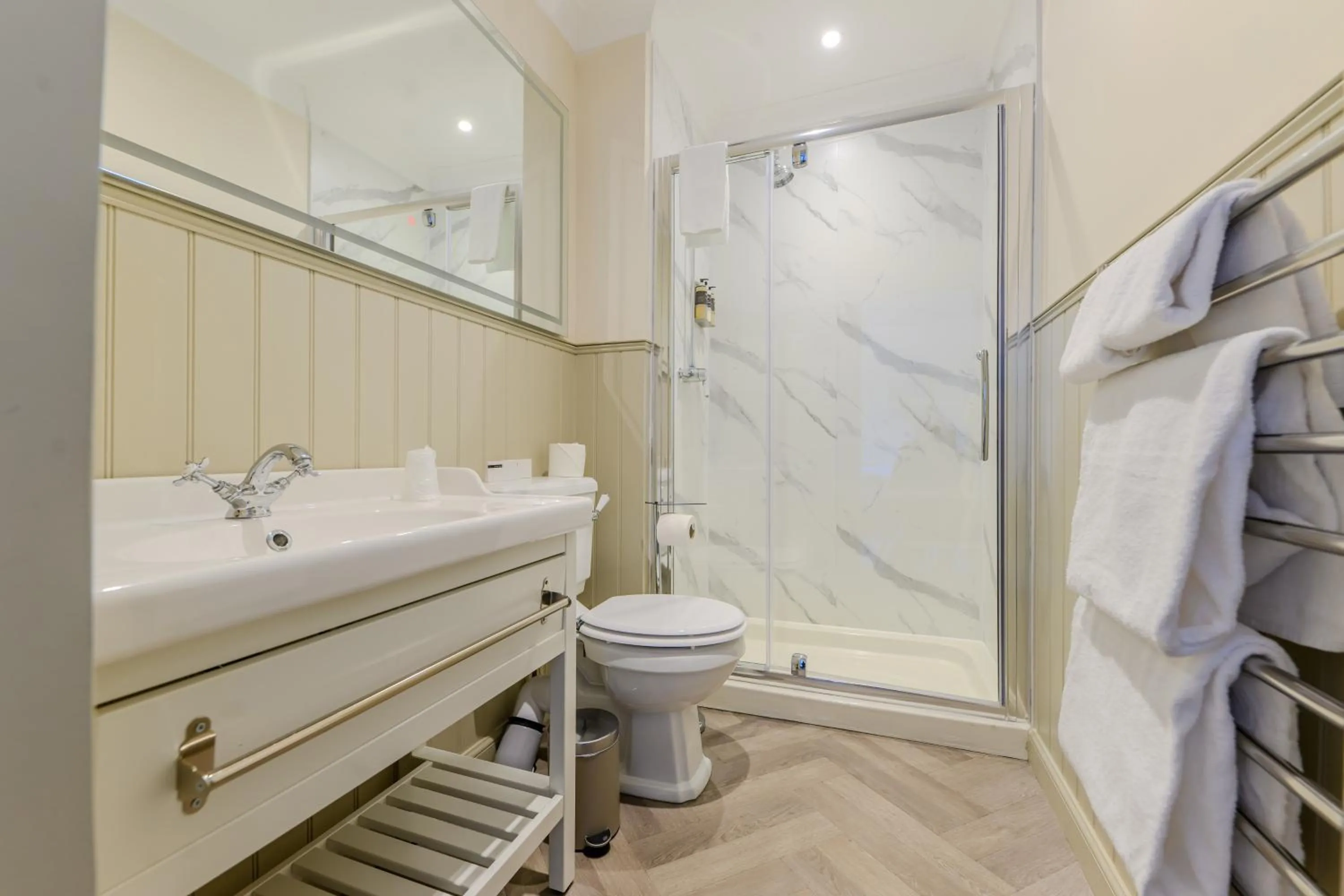 Bathroom in Loch Ness Clansman Hotel