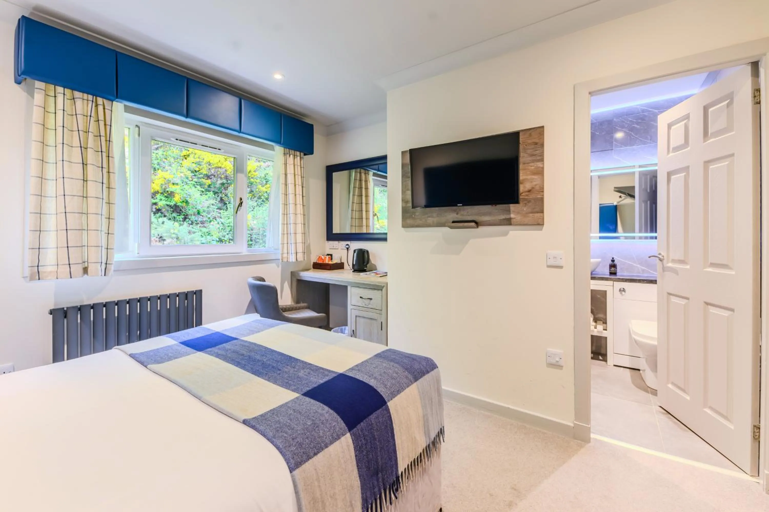 Bedroom, Bed in Loch Ness Clansman Hotel