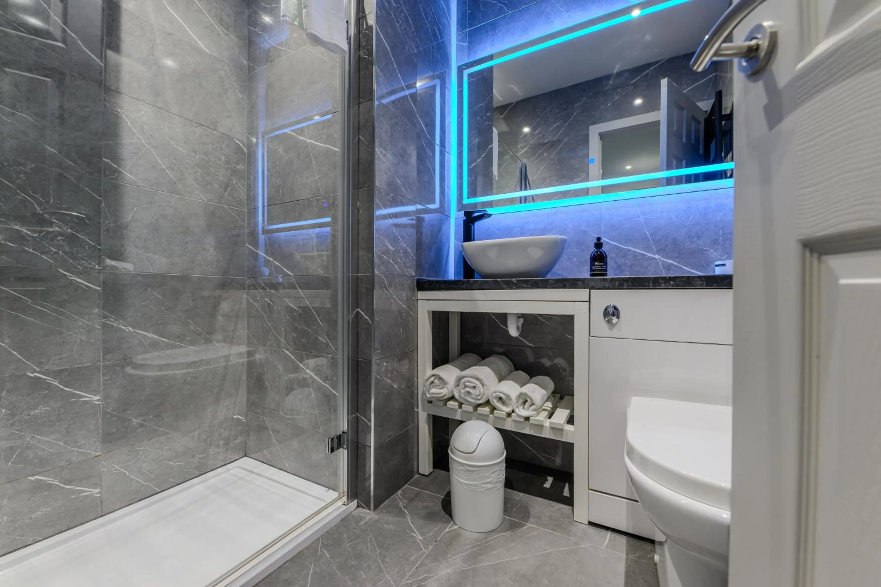 Bathroom in Loch Ness Clansman Hotel