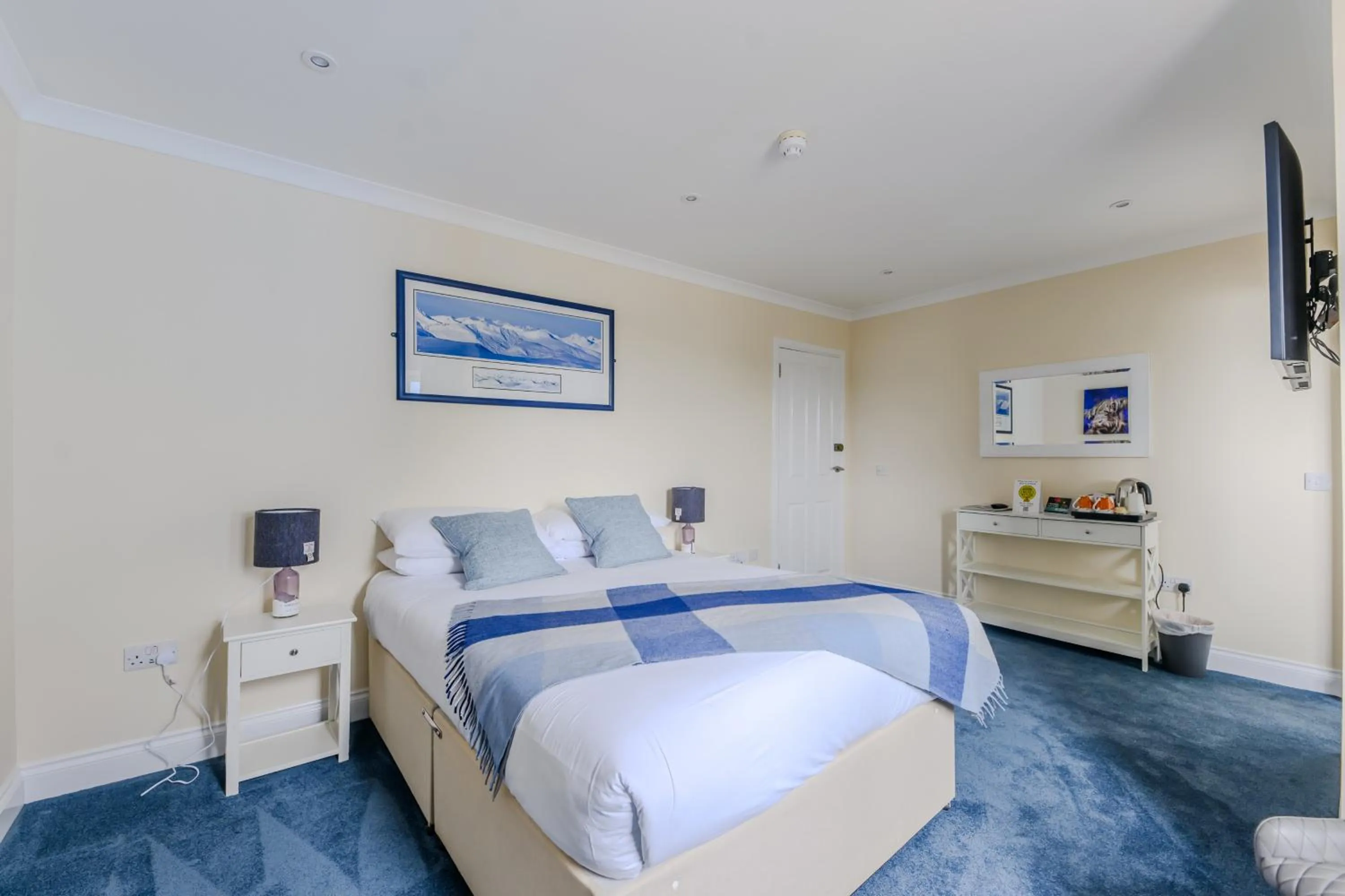 Bedroom, Bed in Loch Ness Clansman Hotel