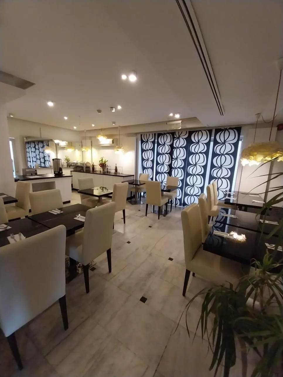 Restaurant/places to eat in Crystal Hotel