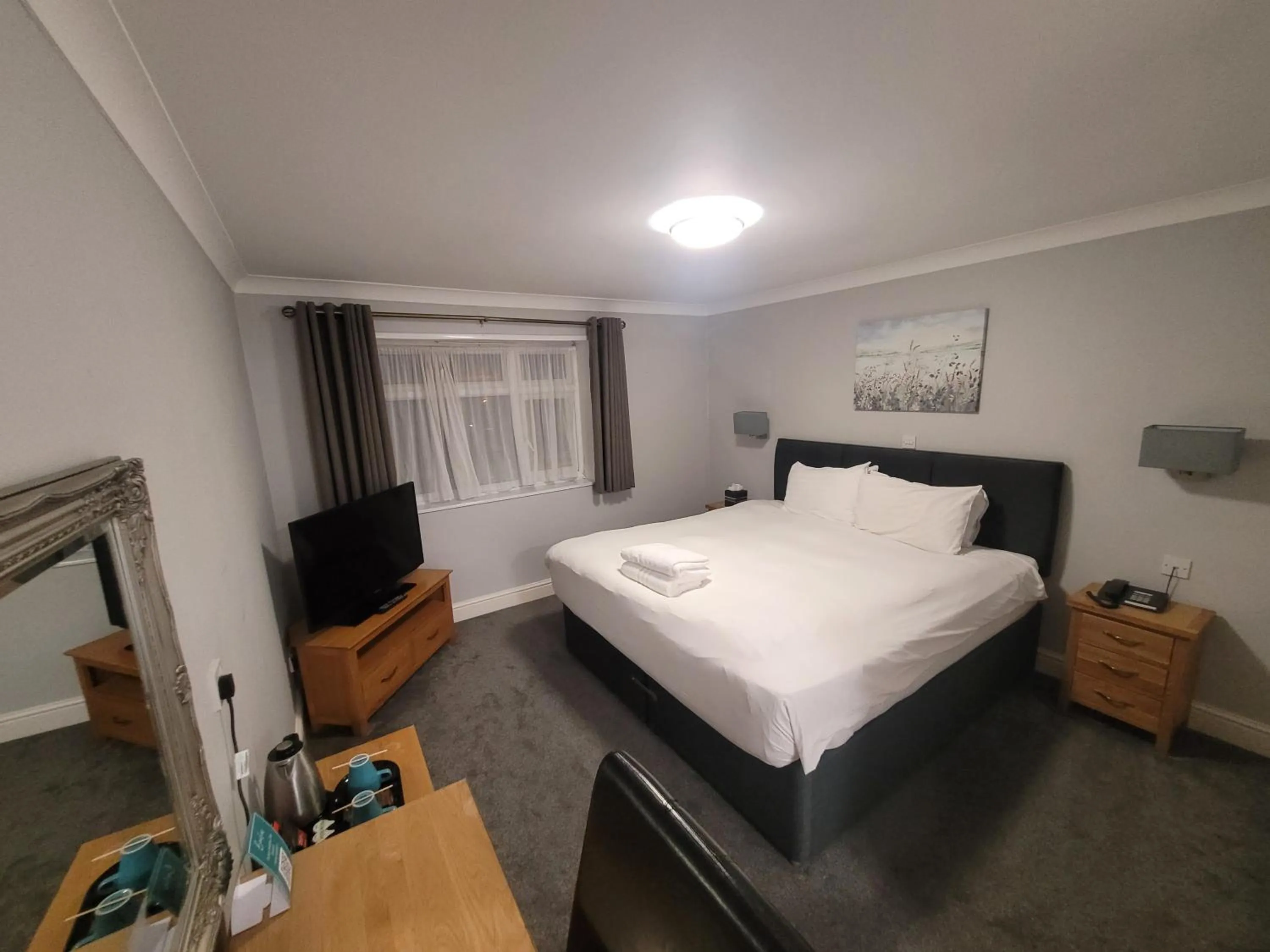 Photo of the whole room, Bed in The Beeches Hotel & Leisure Club