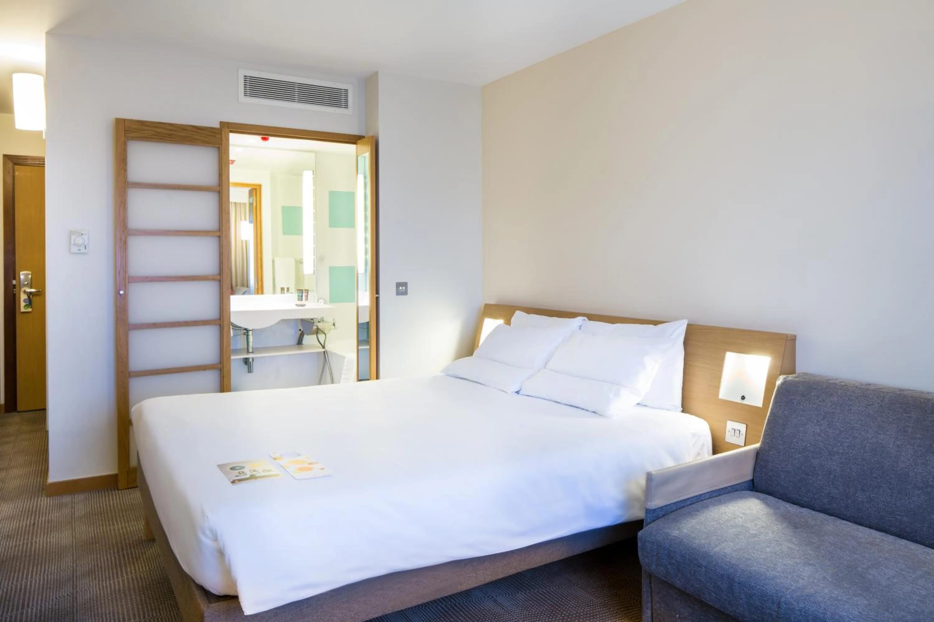 Photo of the whole room, Bed in Novotel London Paddington