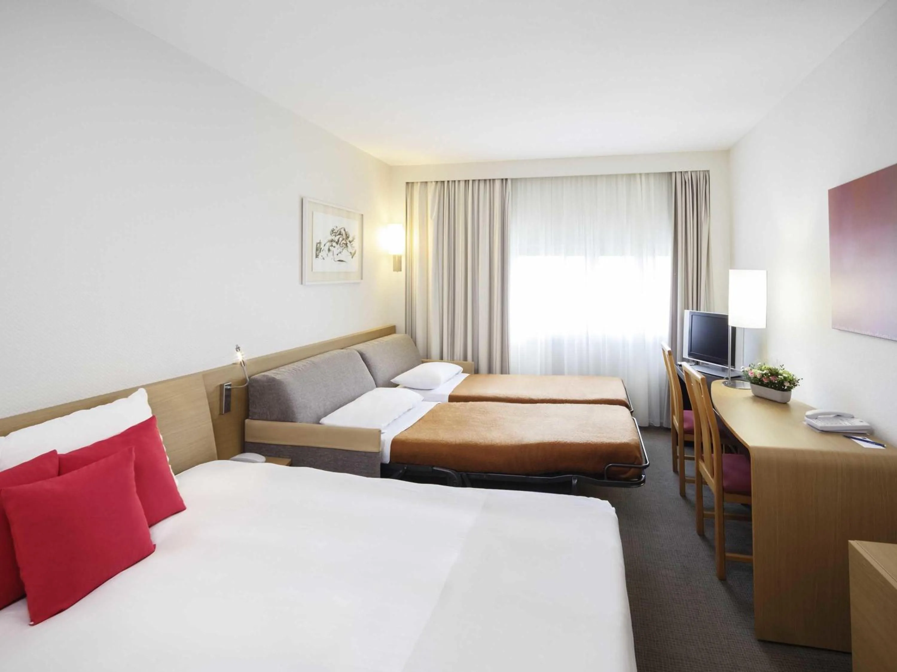 Bedroom, Bed in Novotel London Paddington