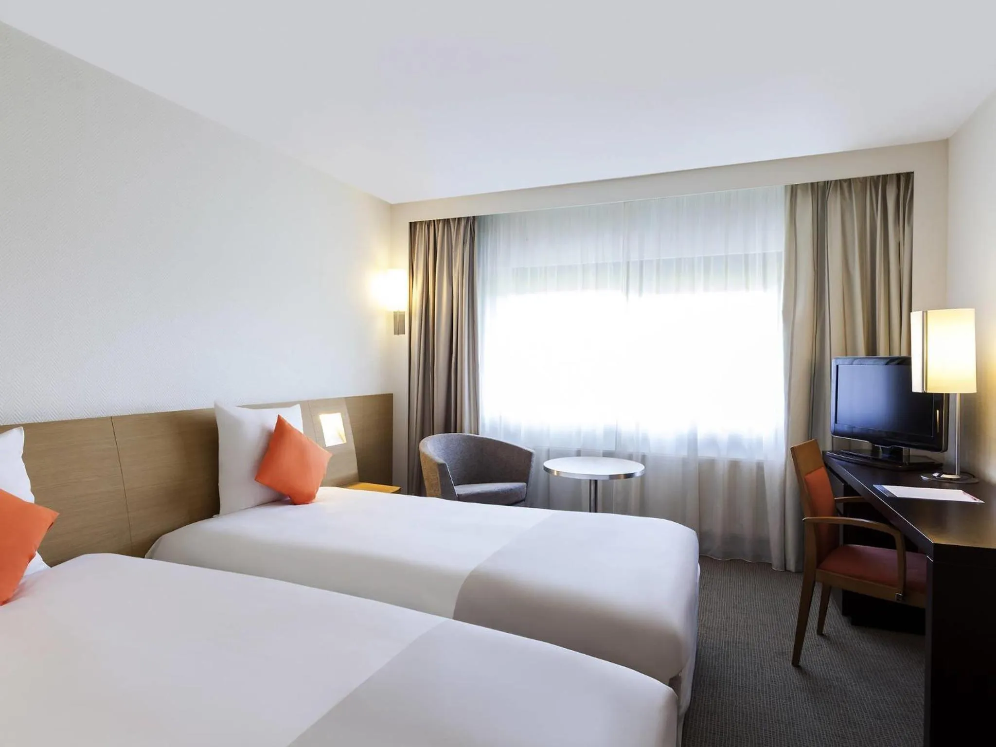 Bedroom, Bed in Novotel London Paddington