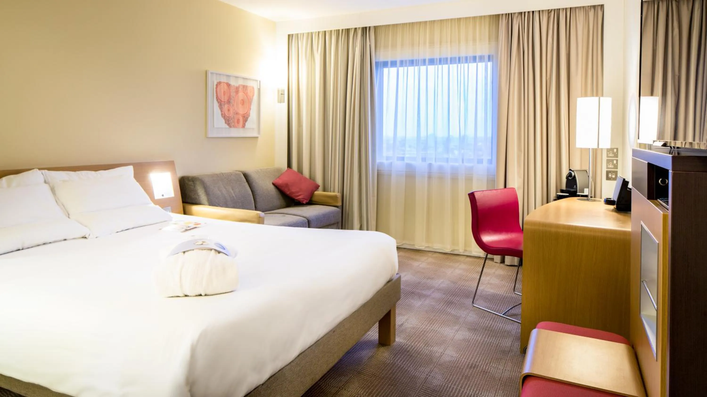 Photo of the whole room, Bed in Novotel London Paddington