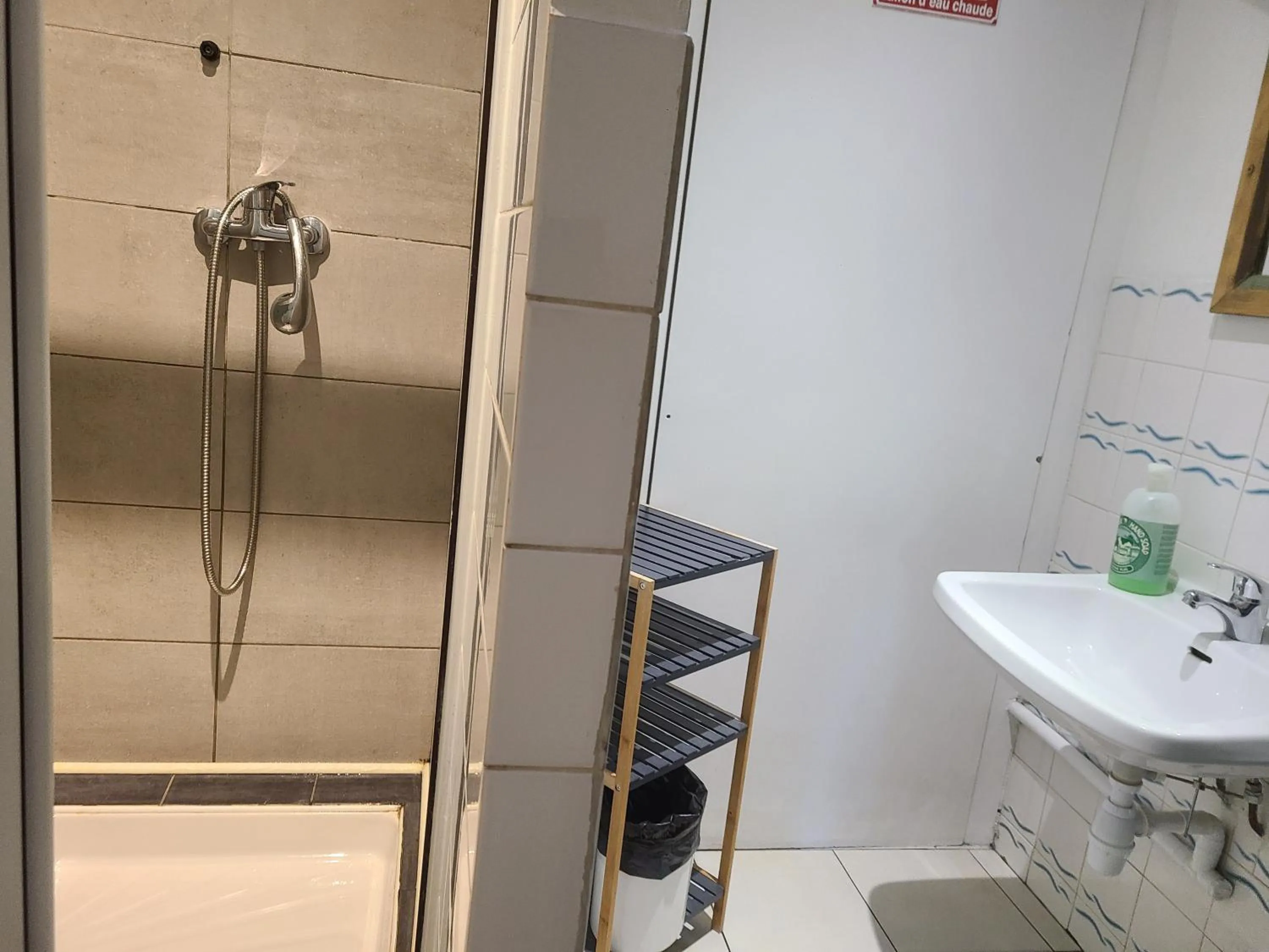 Twin Room with Shared Bathroom in Hotel de la Gare