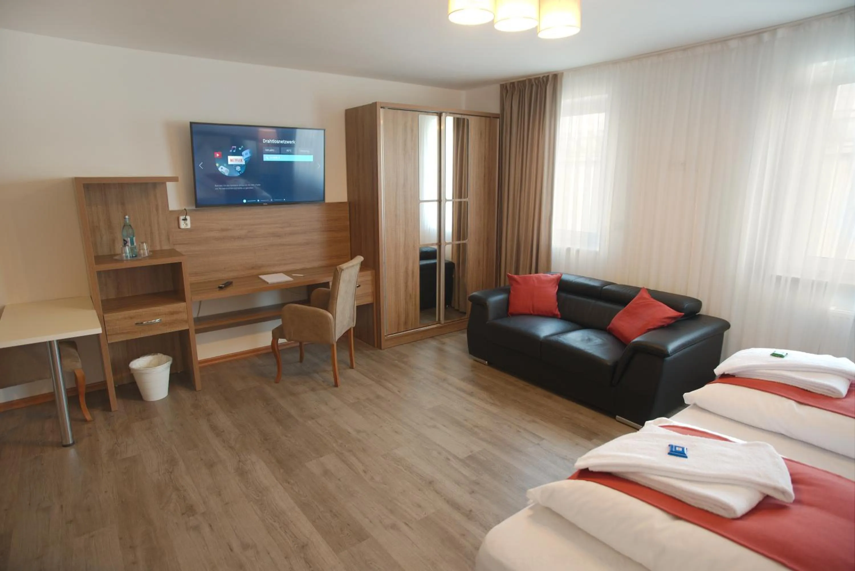 Seating area, Bed in Hotel Hausen Obertshausen Frankfurt