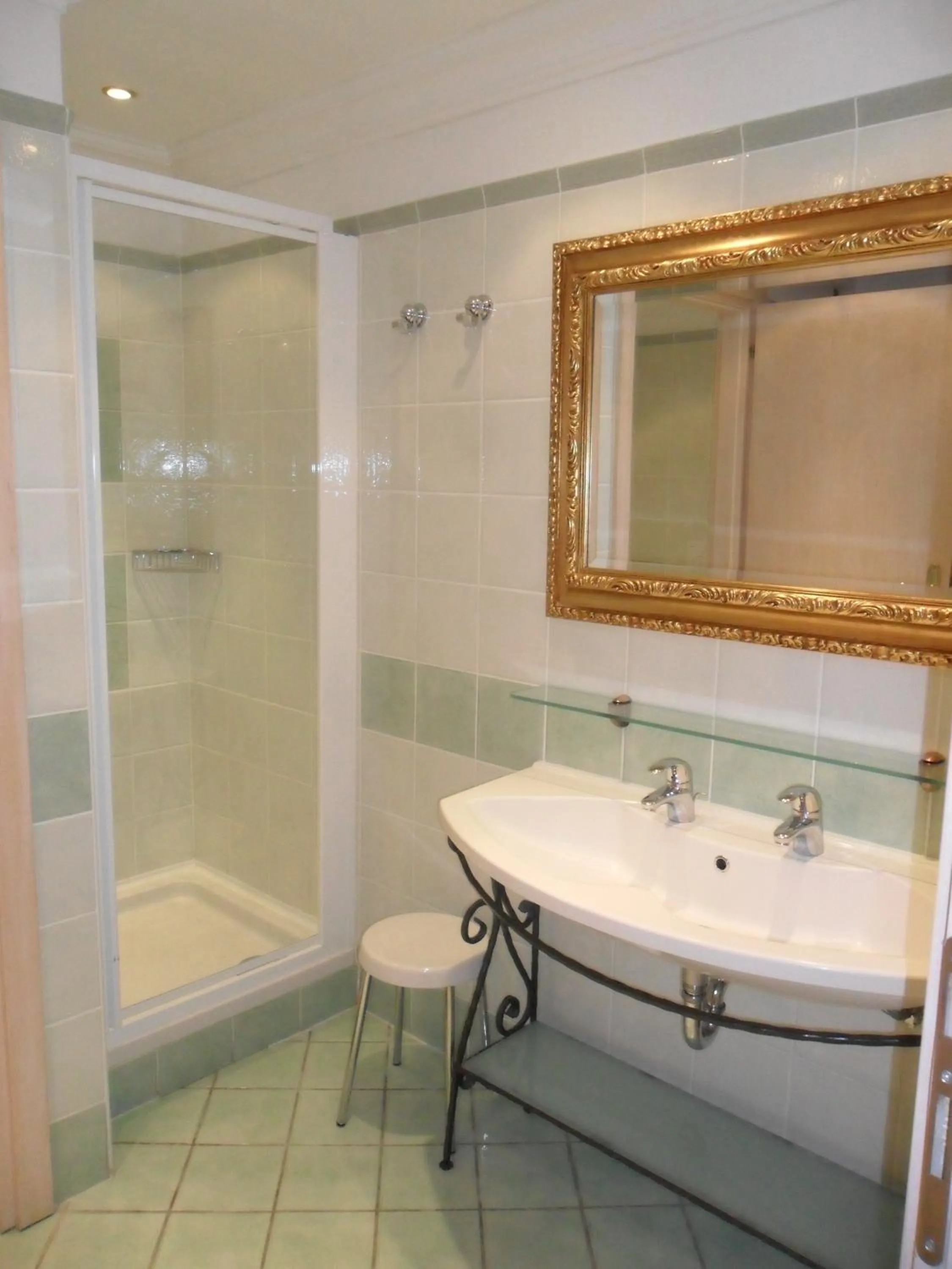 Shower in Hotel Miramar