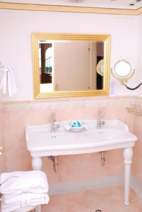 Bathroom in Hotel Miramar