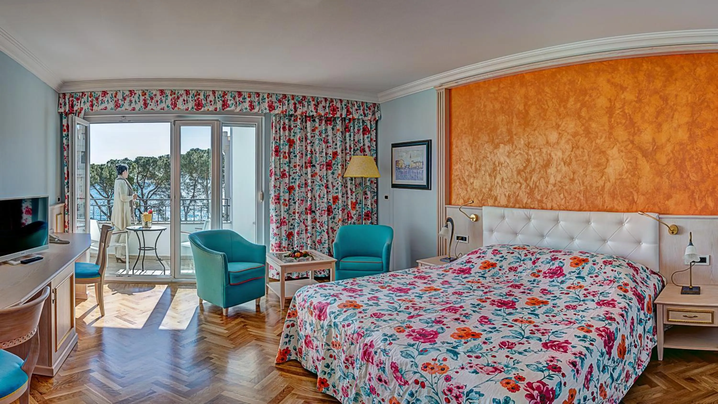 Communal lounge/ TV room, Bed in Hotel Miramar