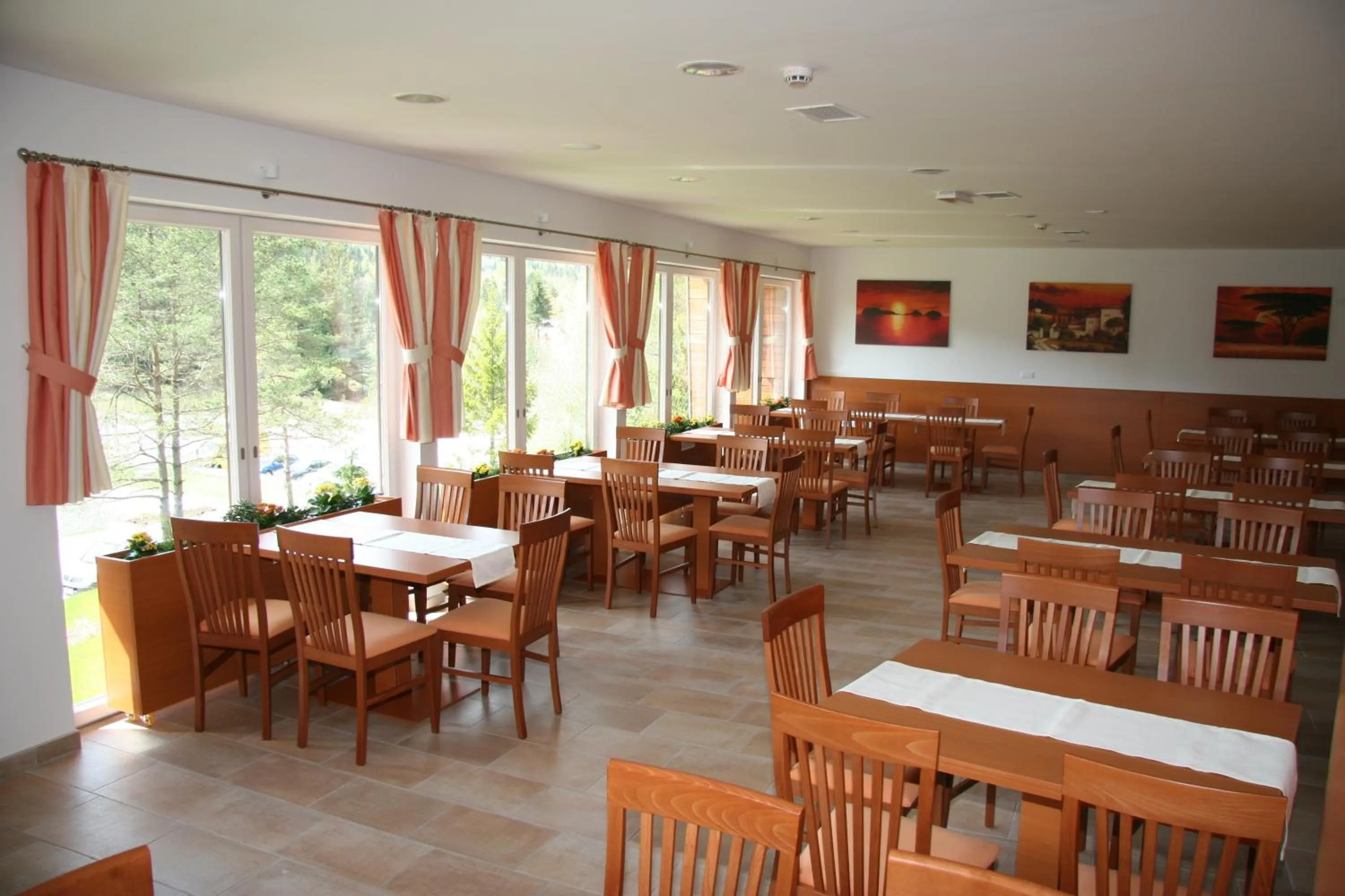 Restaurant/places to eat in Hotel Rakitna