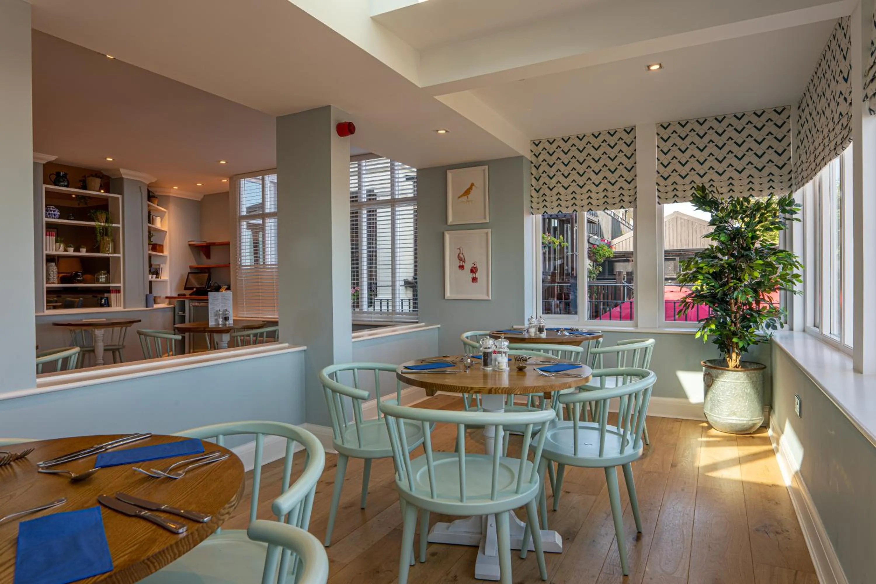 Restaurant/places to eat in The Royal Albion