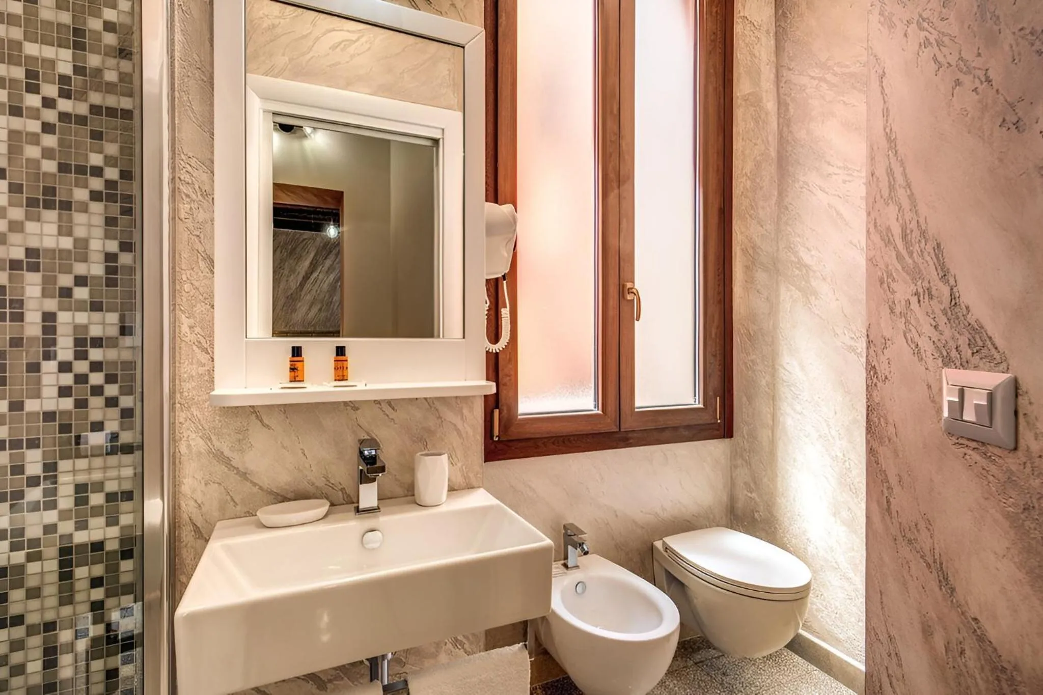 Toilet in Colosseo Accomodation Room Guest House