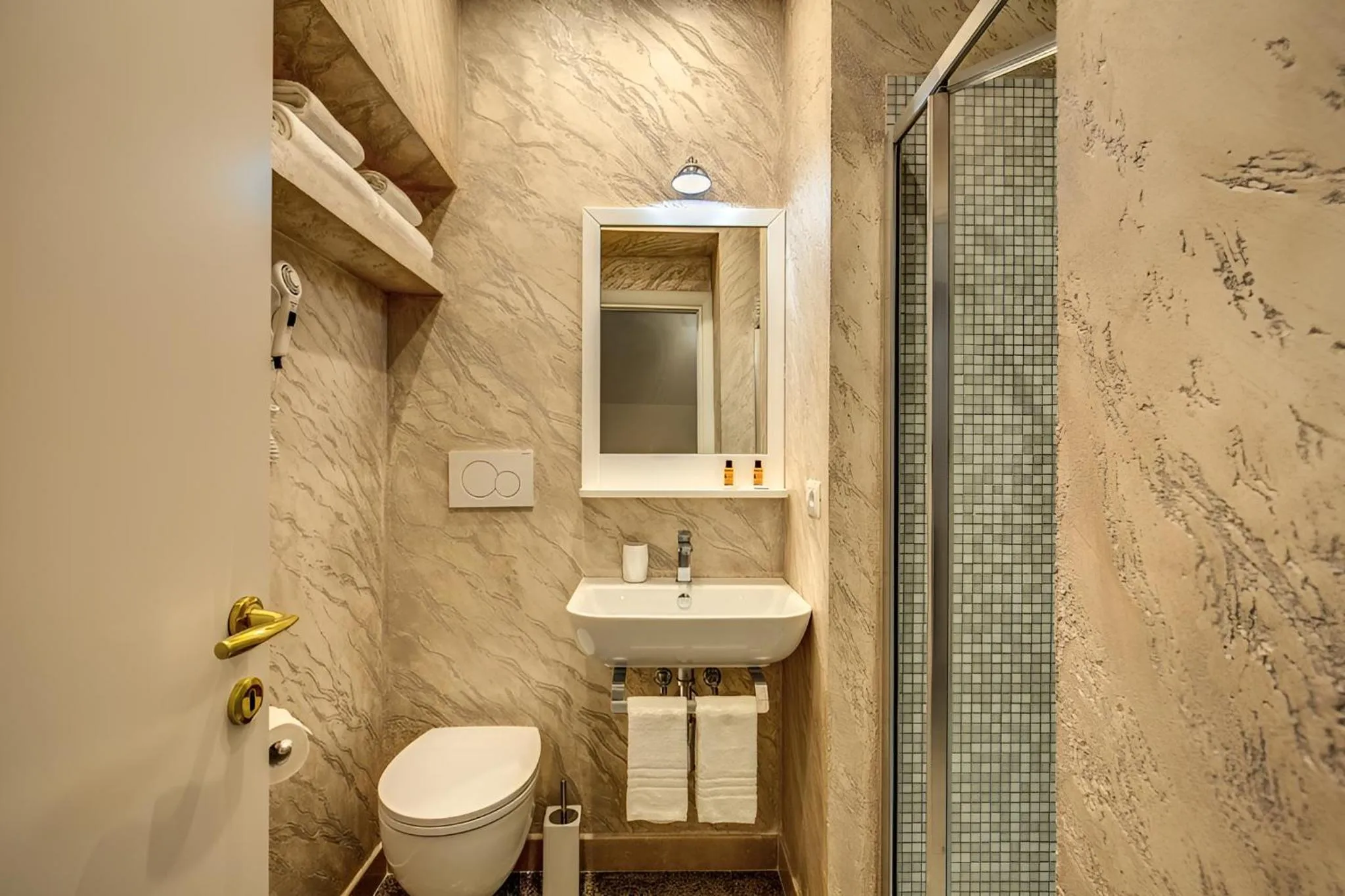 Shower in Colosseo Accomodation Room Guest House