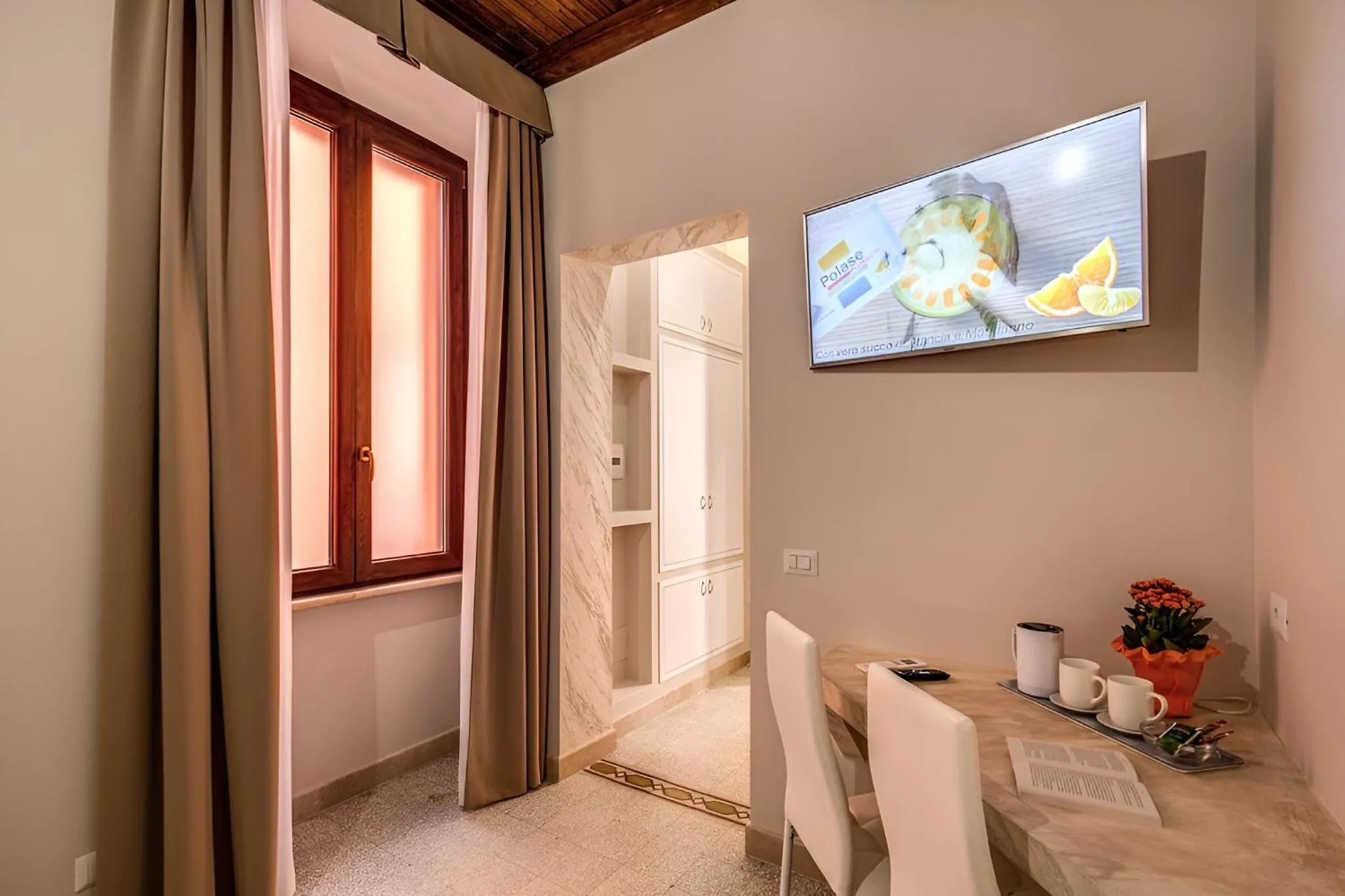 TV and multimedia in Colosseo Accomodation Room Guest House