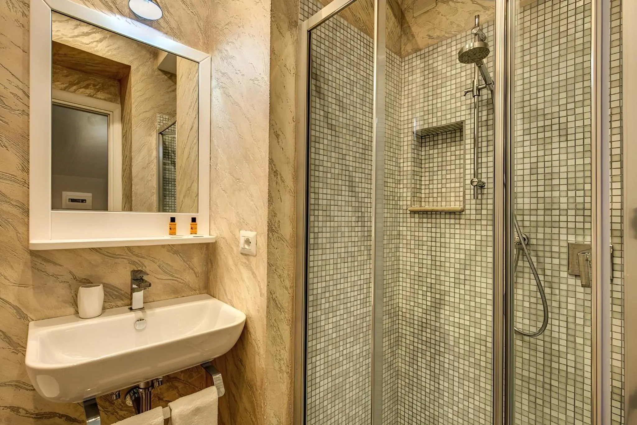 Shower in Colosseo Accomodation Room Guest House