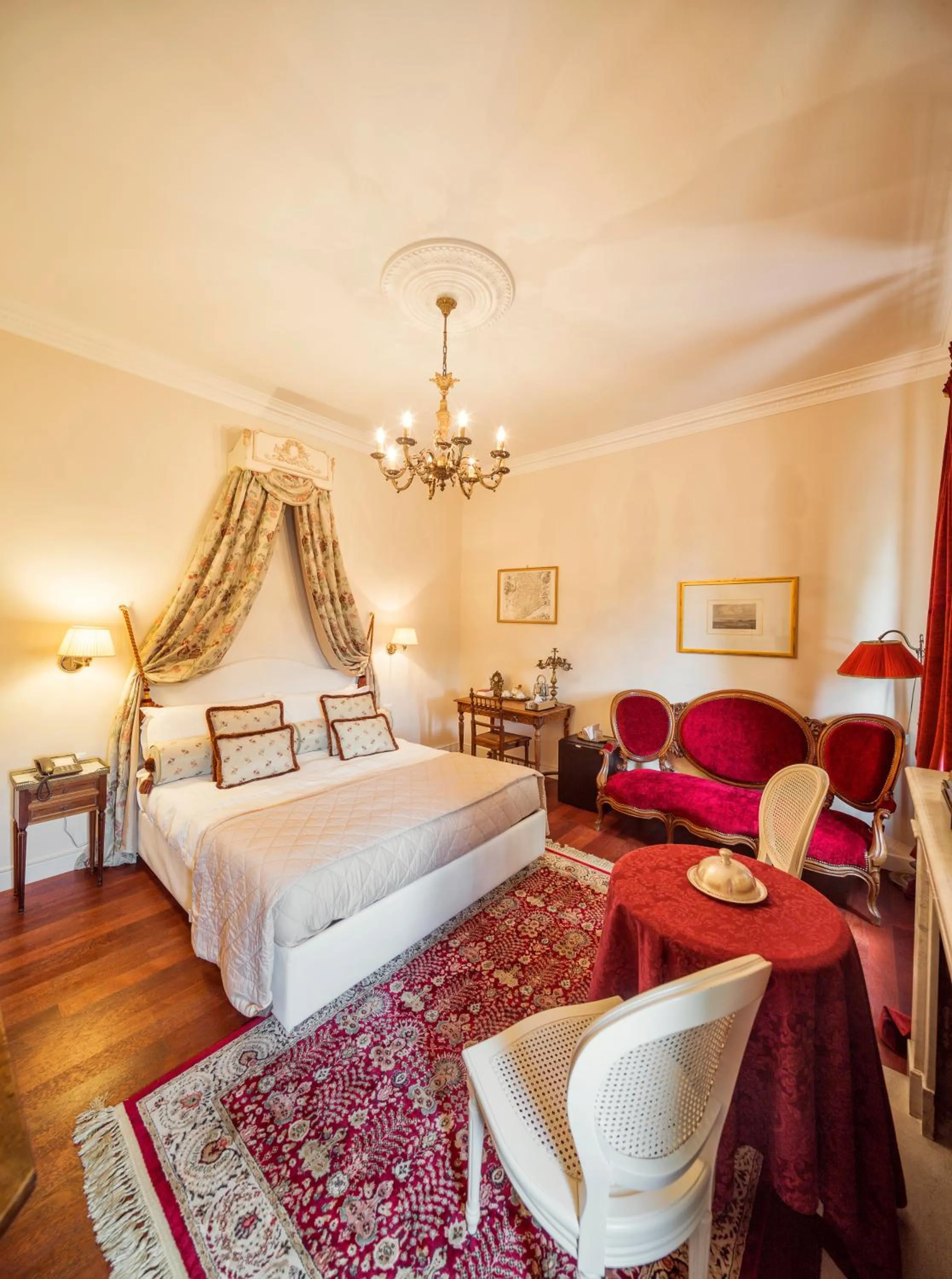 Photo of the whole room, Bed in Duchessa Margherita Chateaux & Hotels