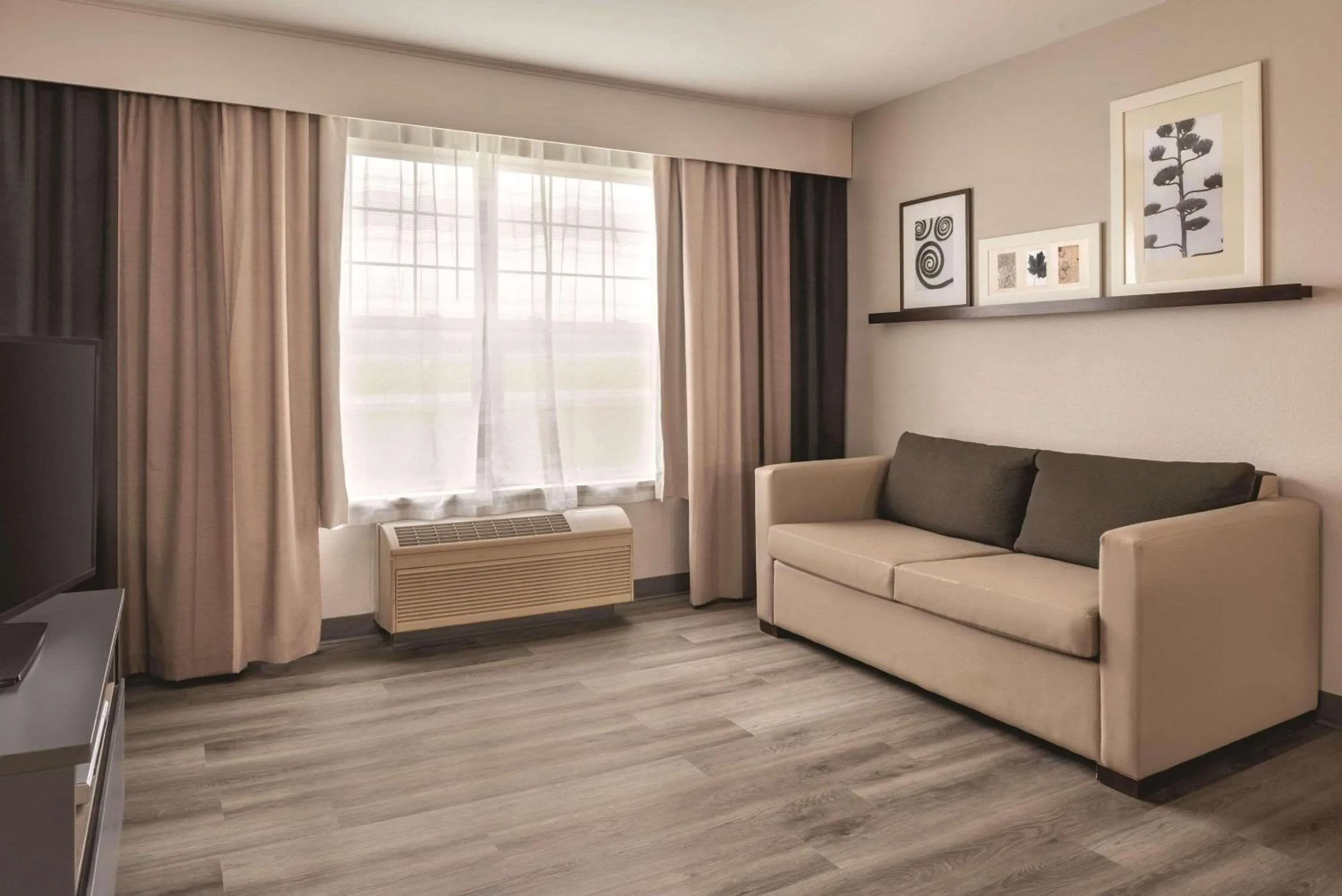 Bedroom in Country Inn & Suites by Radisson, Cedar Falls, IA