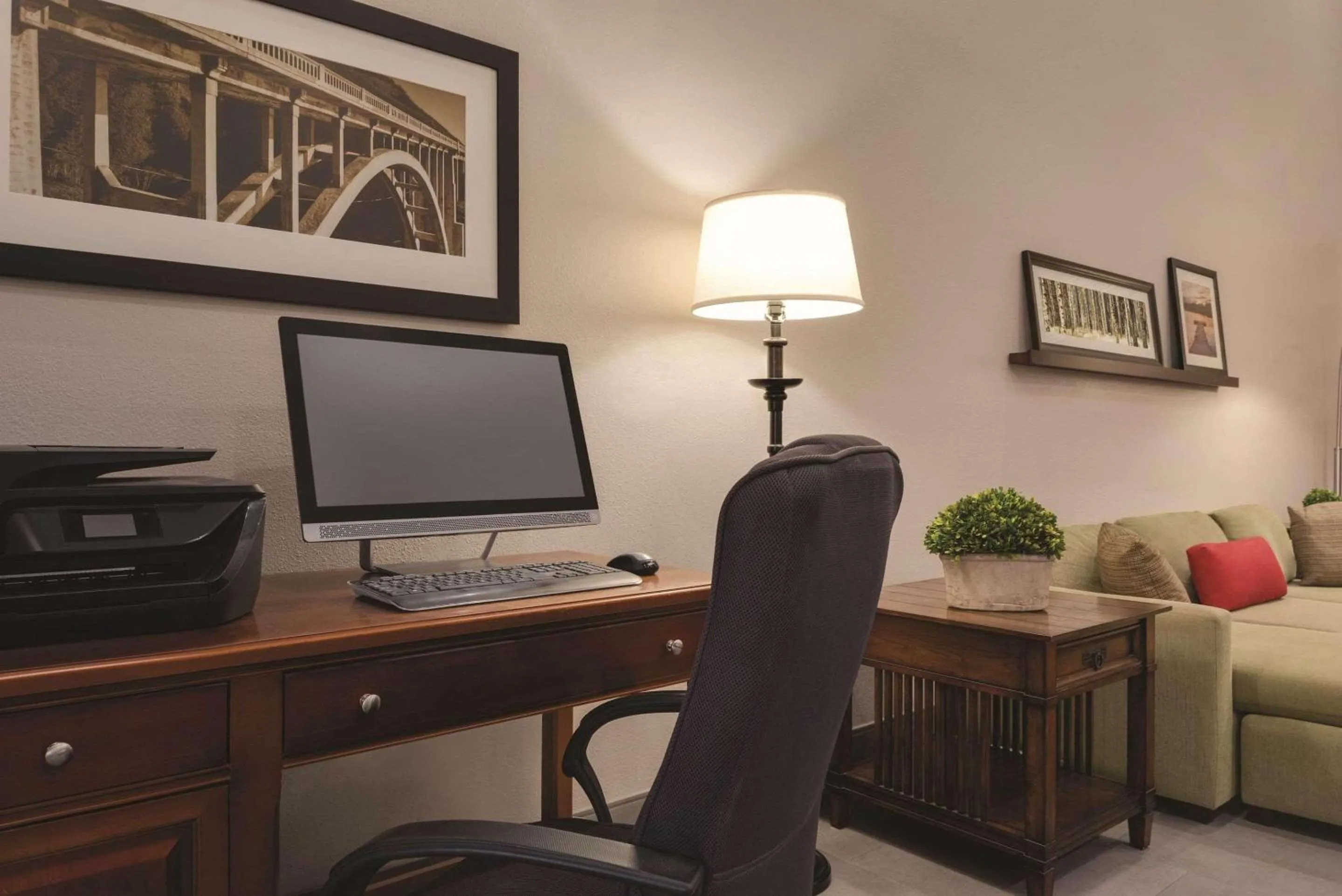 Business facilities in Country Inn & Suites by Radisson, Cedar Falls, IA