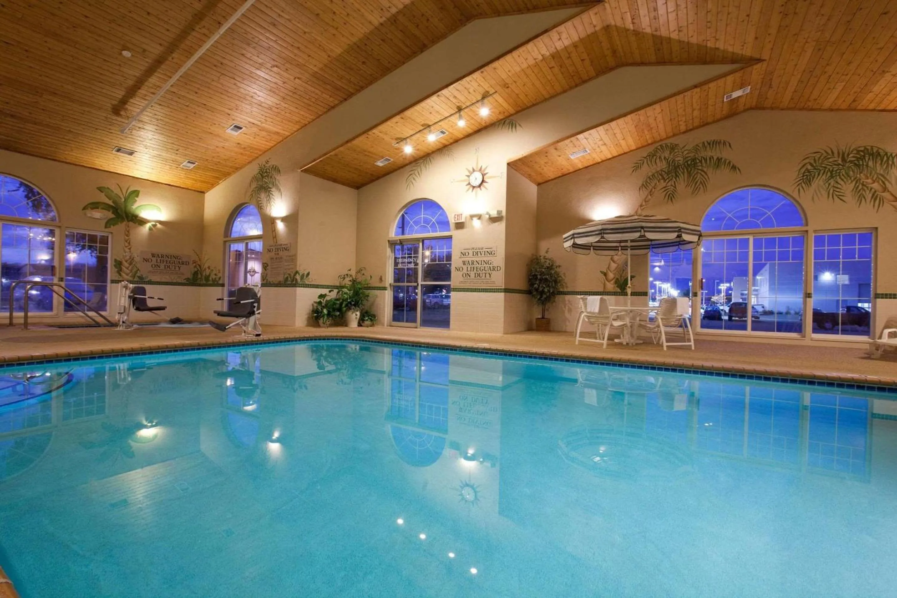 Swimming pool in Country Inn & Suites by Radisson, Cedar Falls, IA
