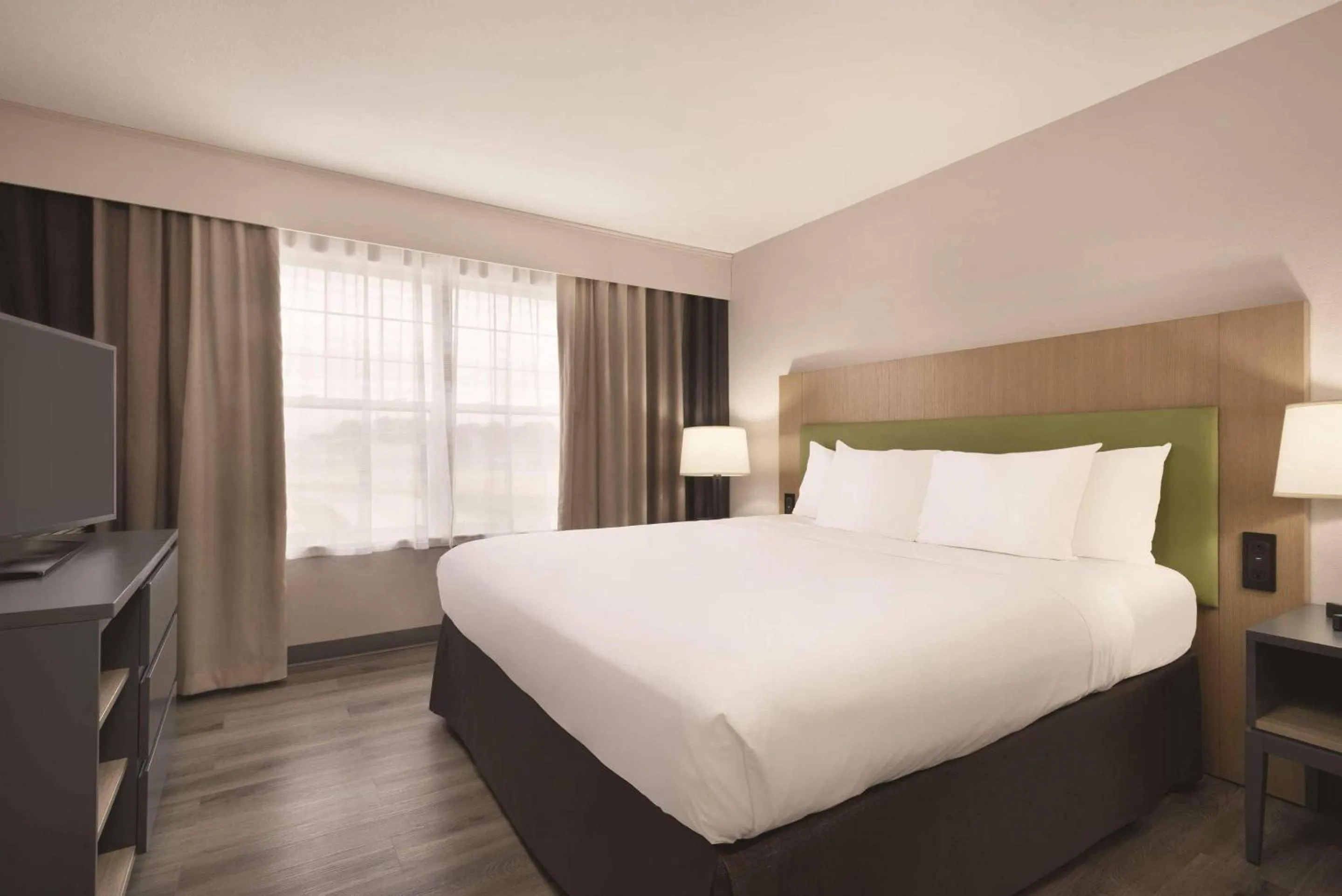 Bedroom, Bed in Country Inn & Suites by Radisson, Waterloo, IA