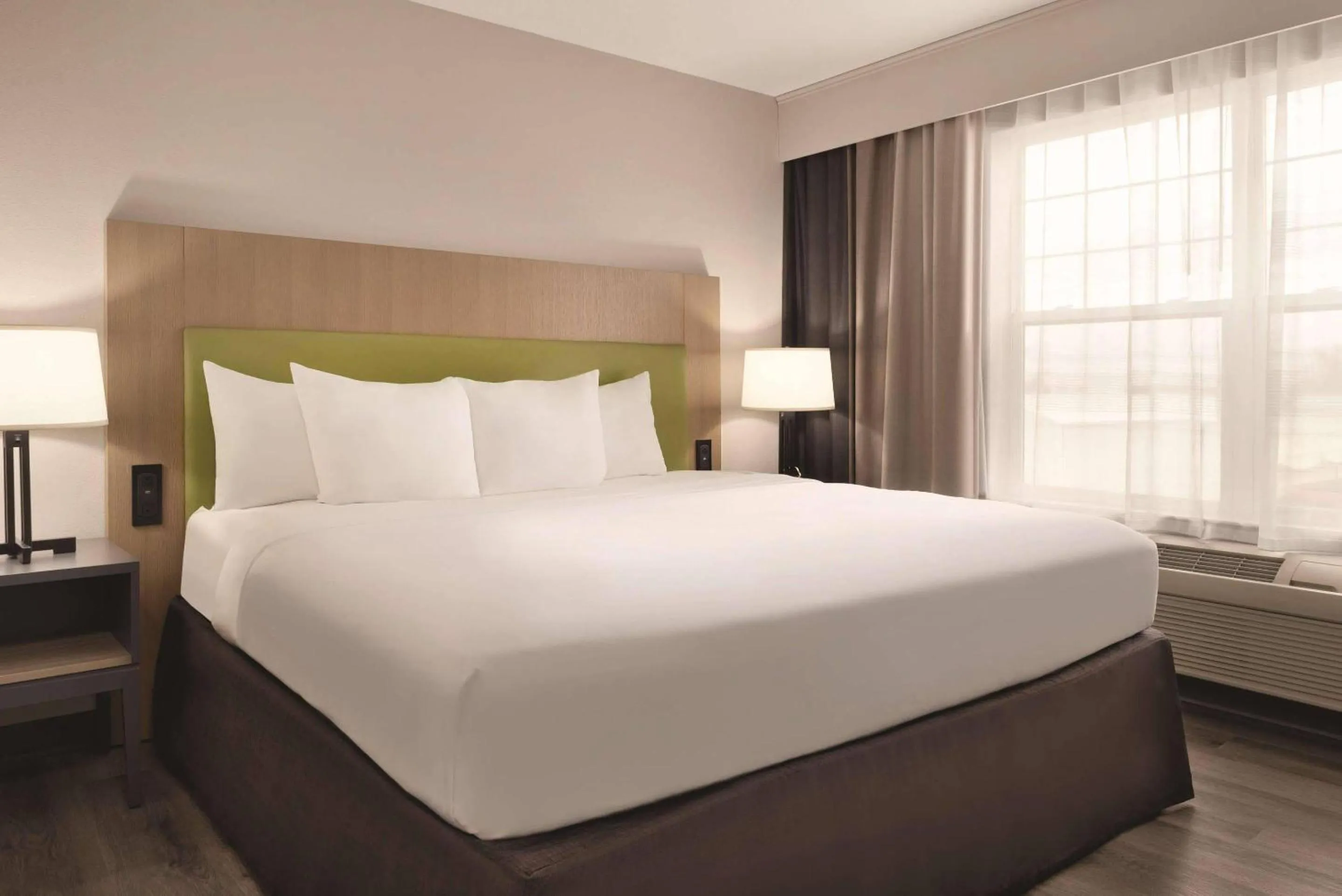 Bedroom, Bed in Country Inn & Suites by Radisson, Waterloo, IA