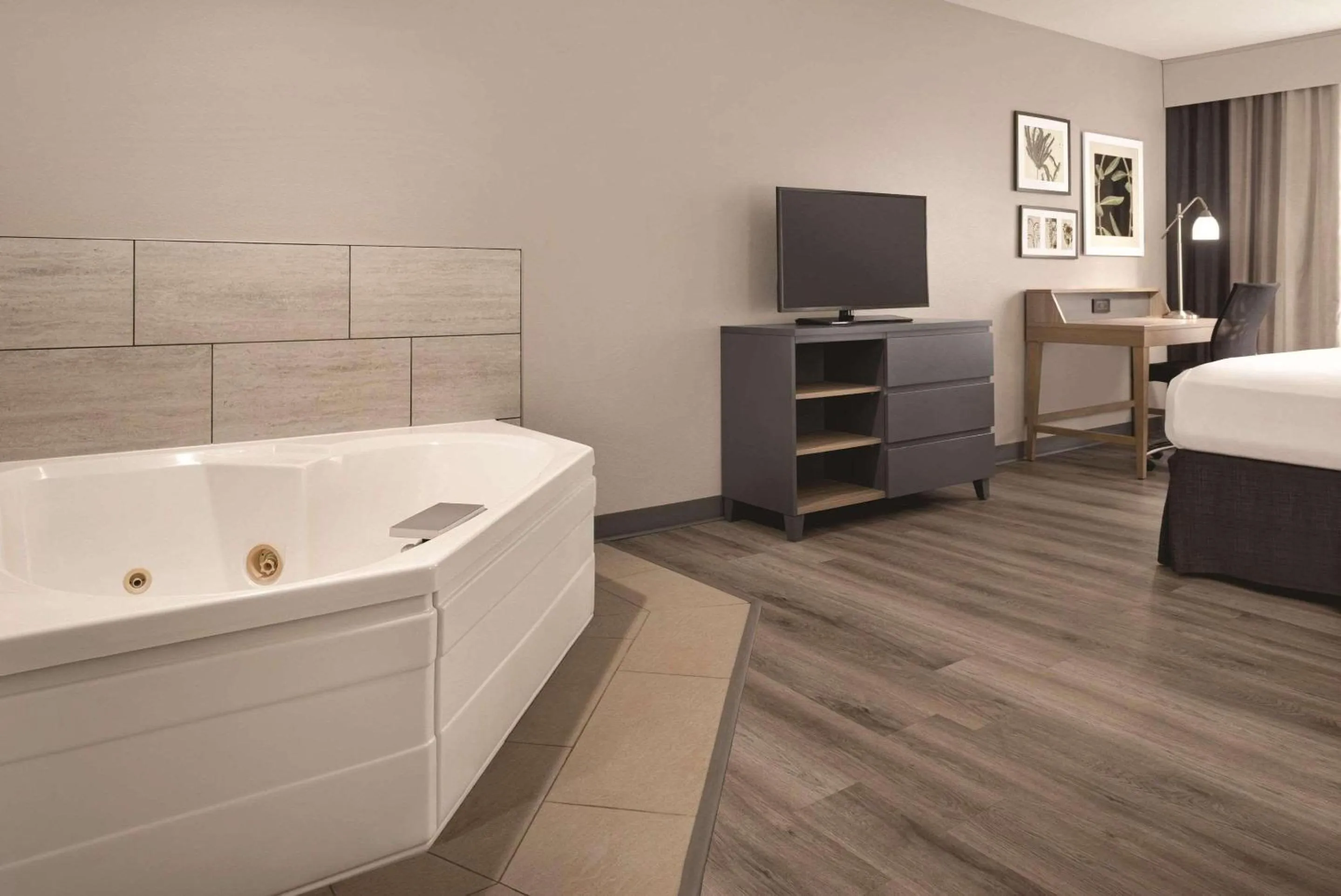 Bedroom, Bed in Country Inn & Suites by Radisson, Waterloo, IA