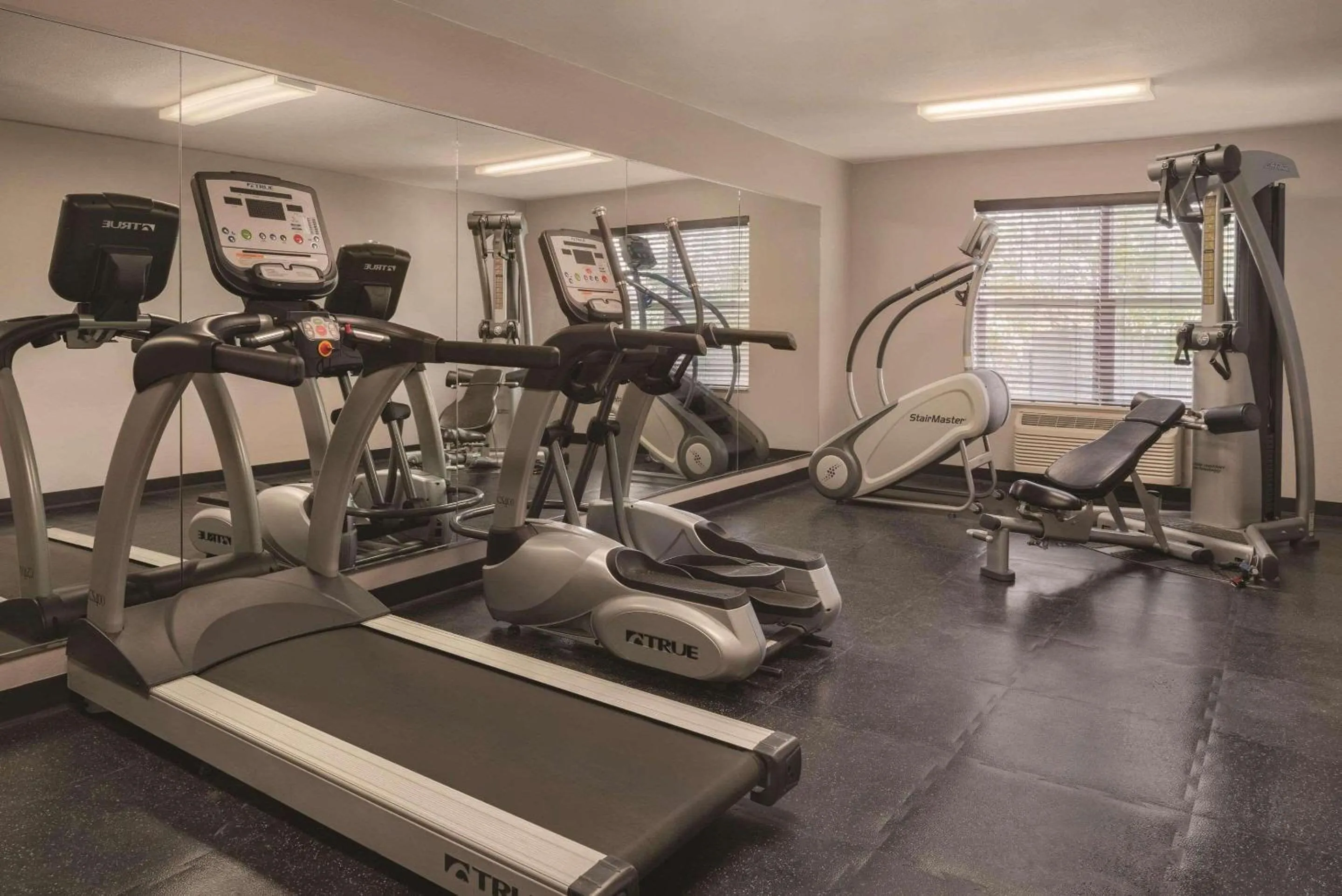 Fitness centre/facilities in Country Inn & Suites by Radisson, Waterloo, IA