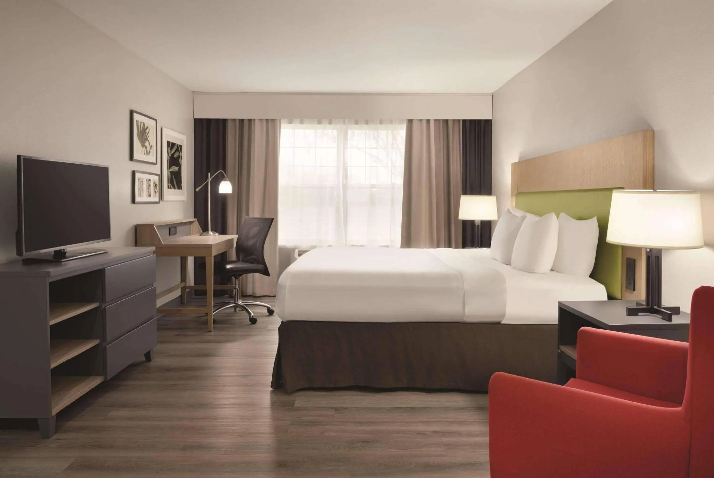 Bedroom, Bed in Country Inn & Suites by Radisson, Waterloo, IA