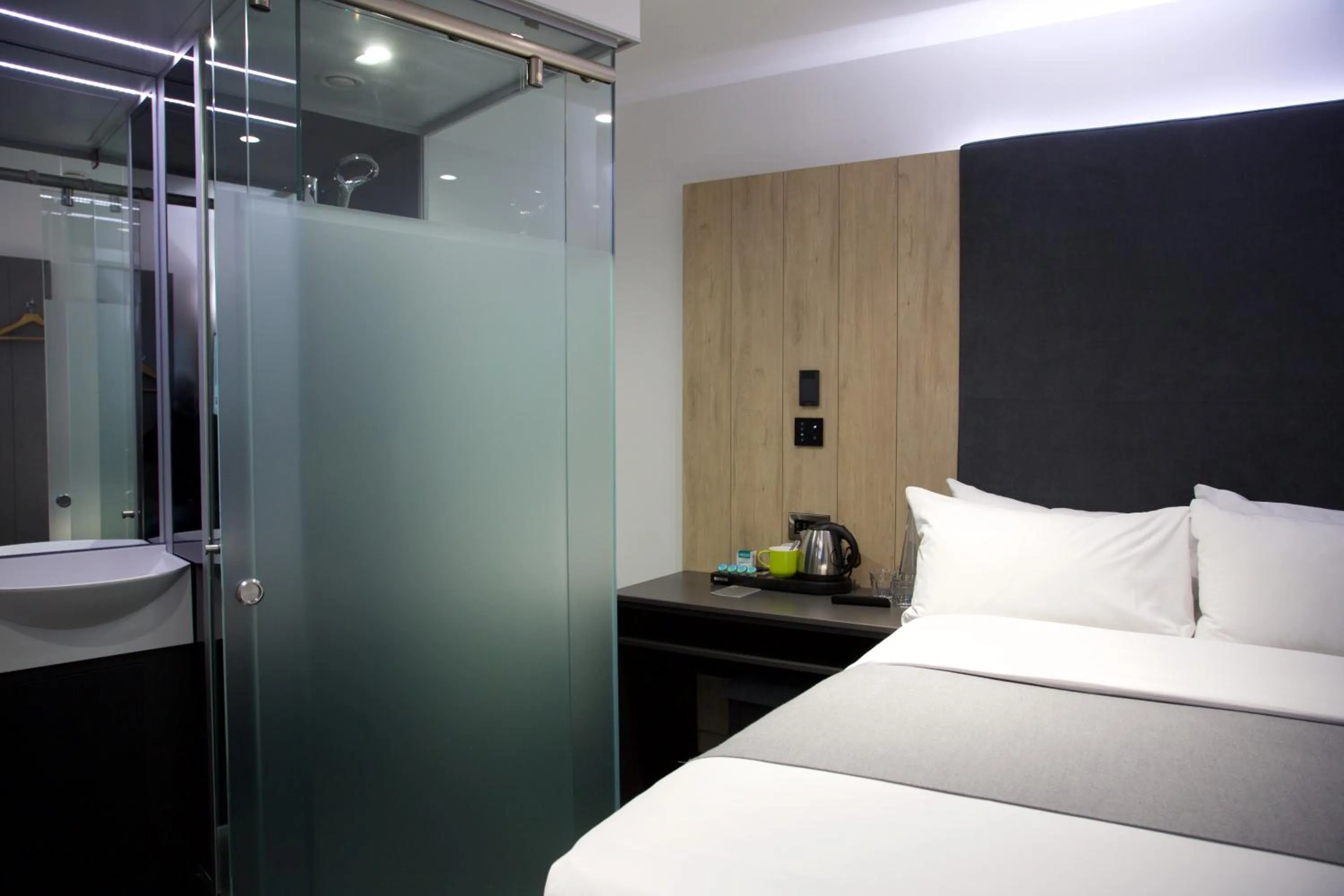 Bathroom, Bed in The Z Hotel Bath