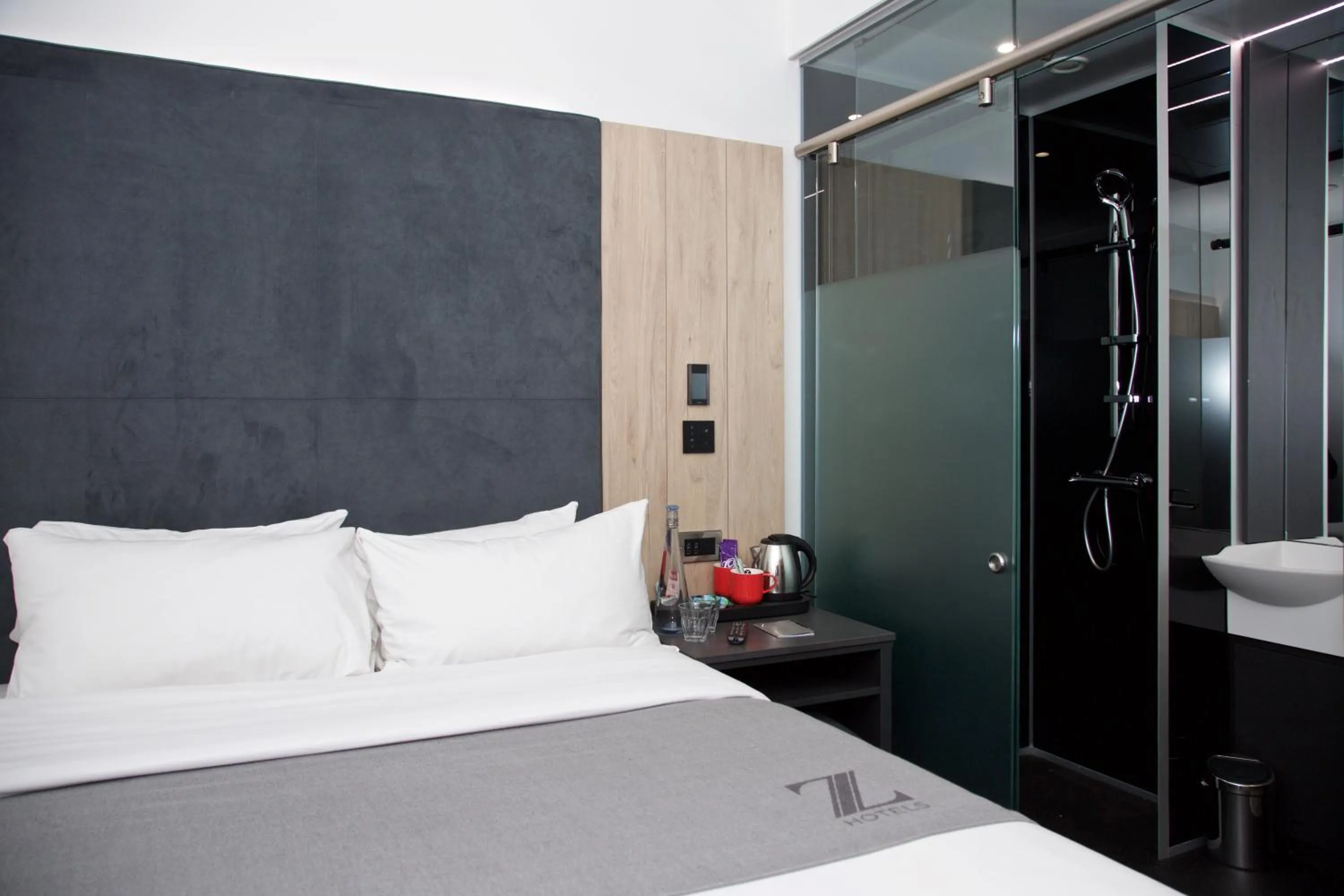 Bathroom, Bed in The Z Hotel Bath