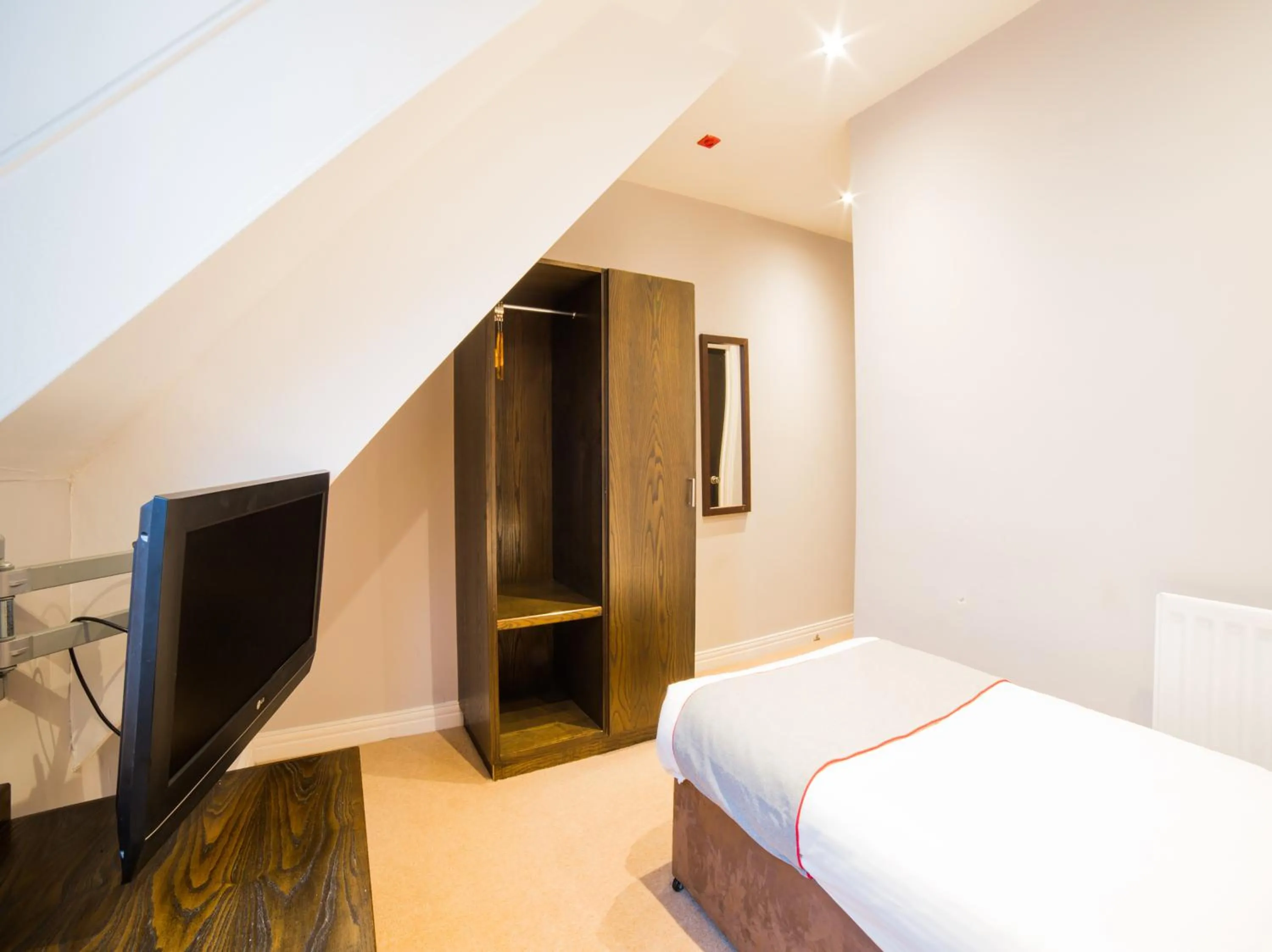 Photo of the whole room, TV/Entertainment Center in OYO Hotel Majestic