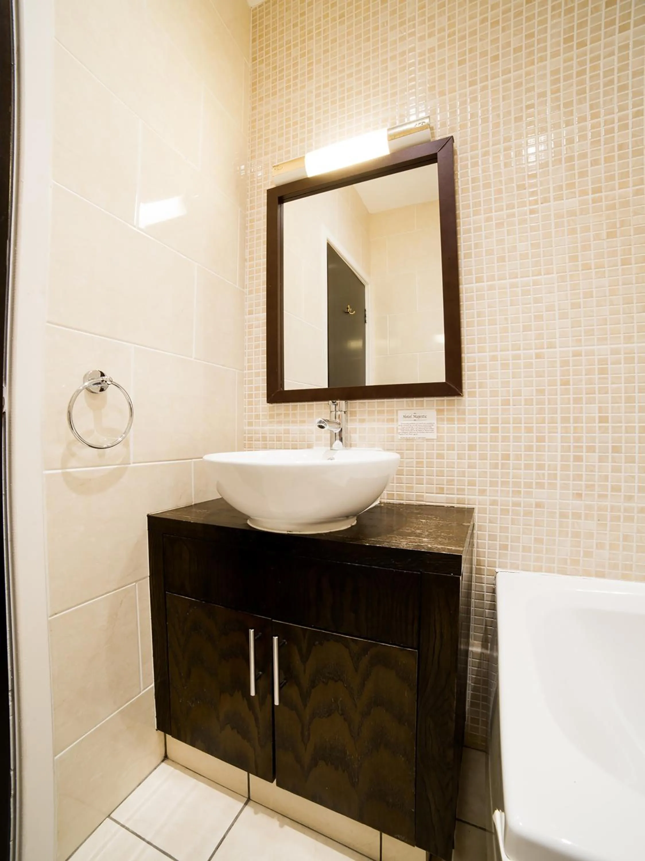 Bathroom in OYO Hotel Majestic