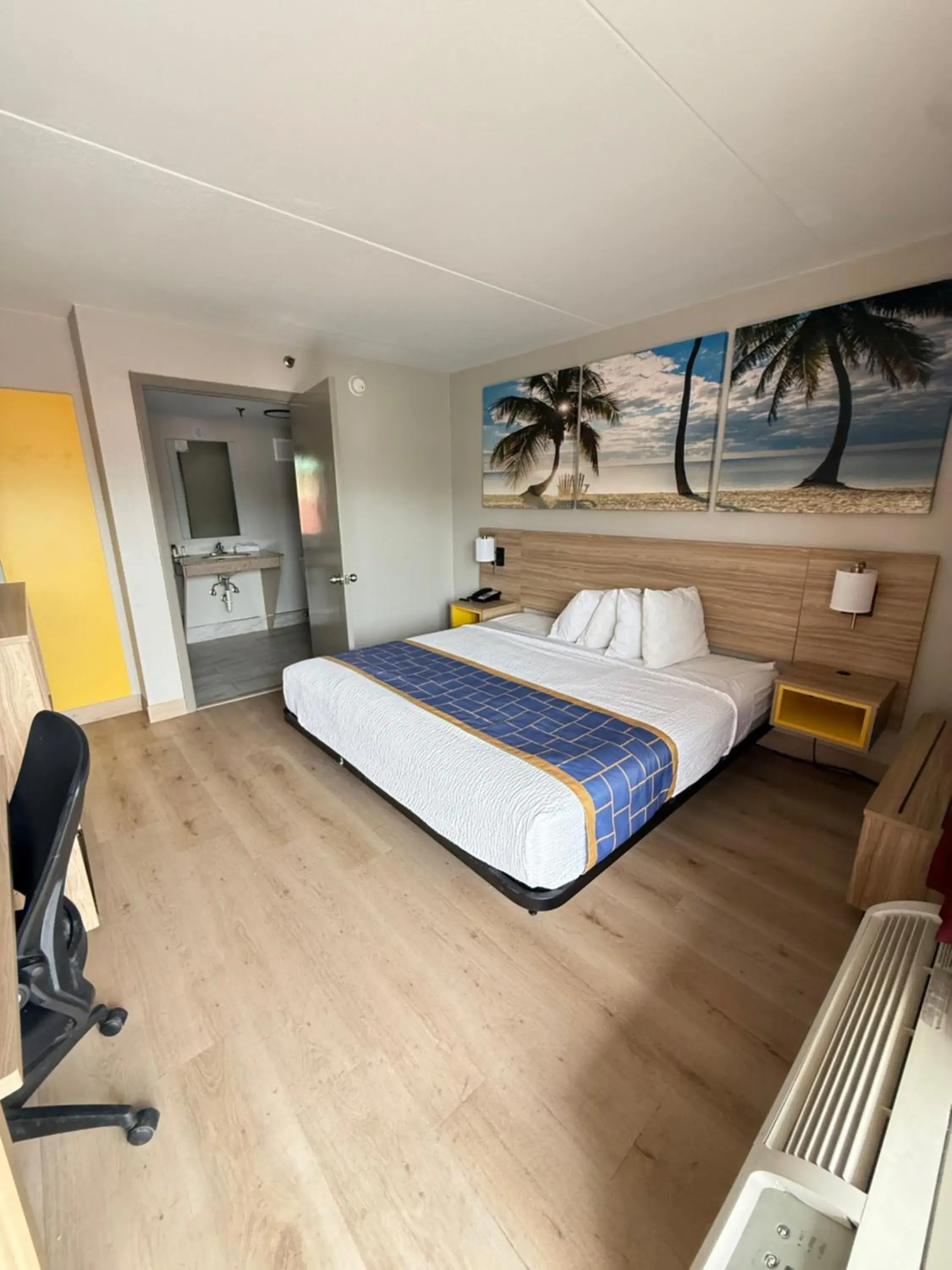 1 King Bed, Mobility Accessible Room, Bathtub w/ Grab Bars, Non-Smoking in Days Inn by Wyndham Shorter 1 King Bed, Mobility Accessible Room, Bathtub w/ Grab Bars, Non-Smoking in Days Inn by Wyndham Shorter