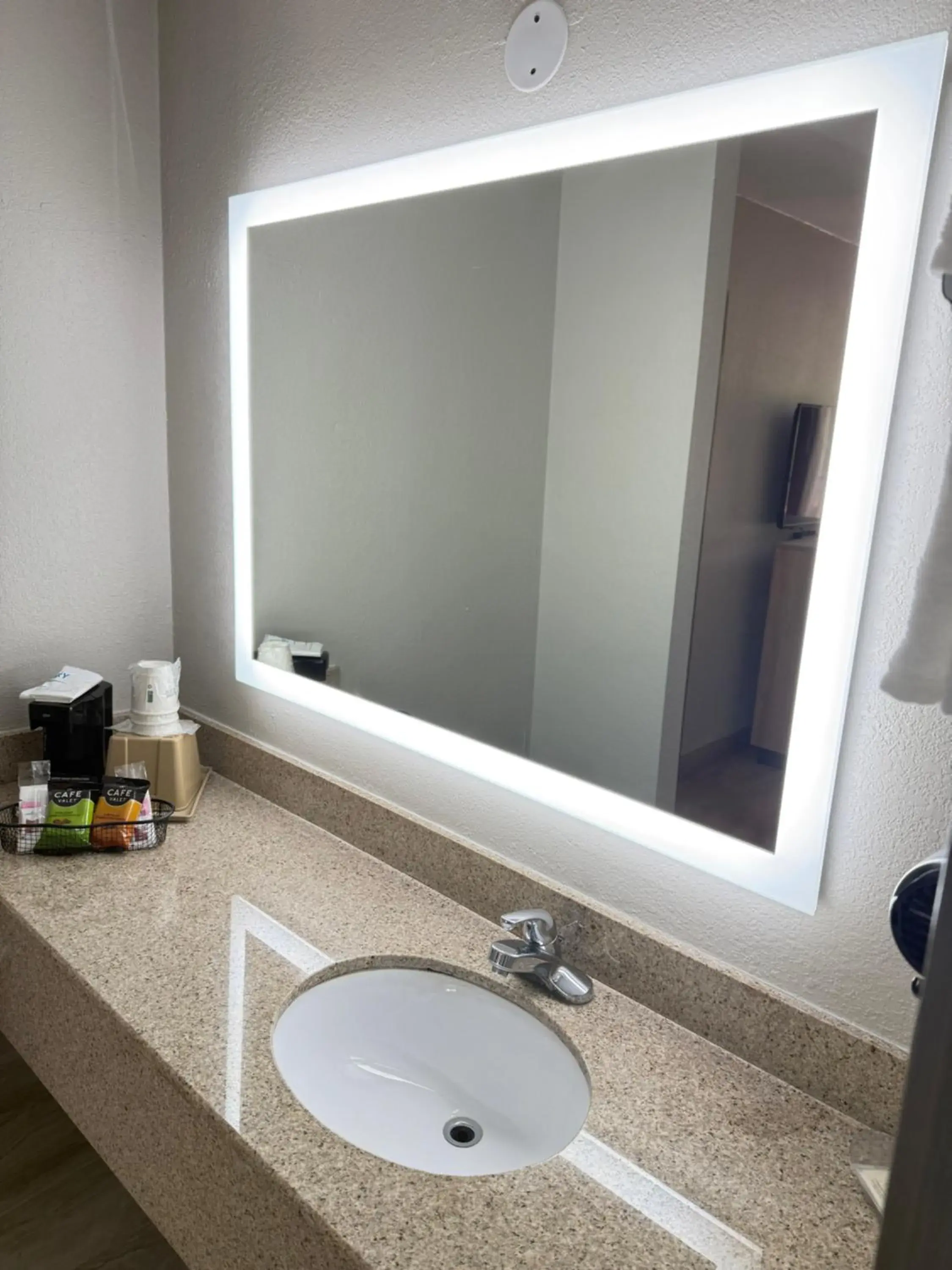 2 Double Beds, Mobility Accessible Room, Bathtub w/ Grab Bars, Smoking in Days Inn by Wyndham Shorter 2 Double Beds, Mobility Accessible Room, Bathtub w/ Grab Bars, Smoking in Days Inn by Wyndham Shorter