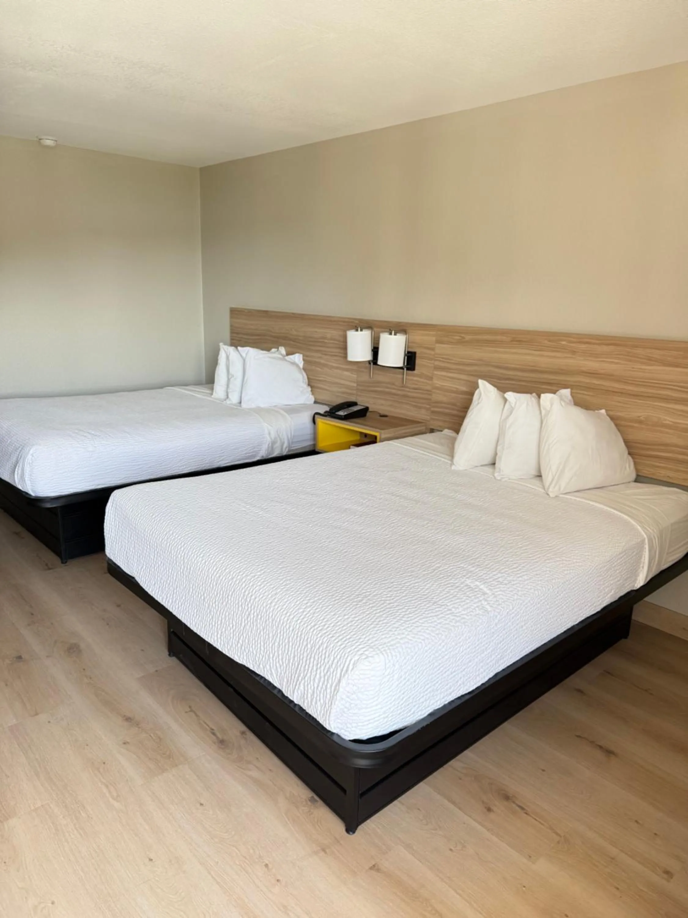 Bedroom, Bed in Days Inn by Wyndham Shorter