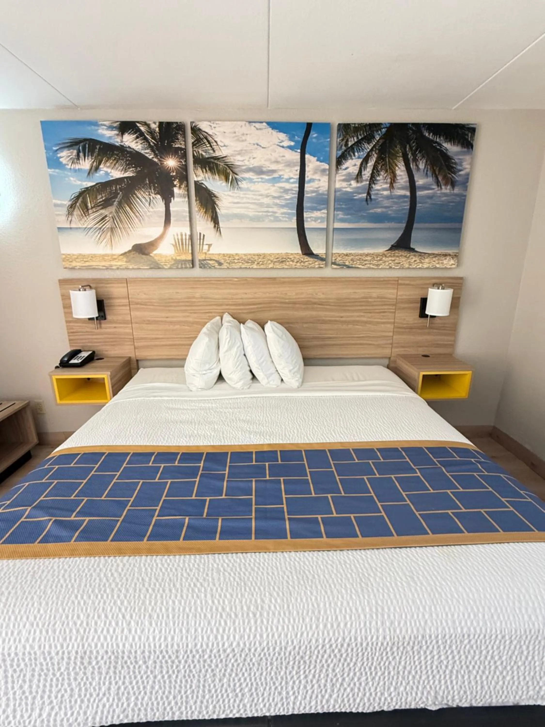 Bedroom, Bed in Days Inn by Wyndham Shorter